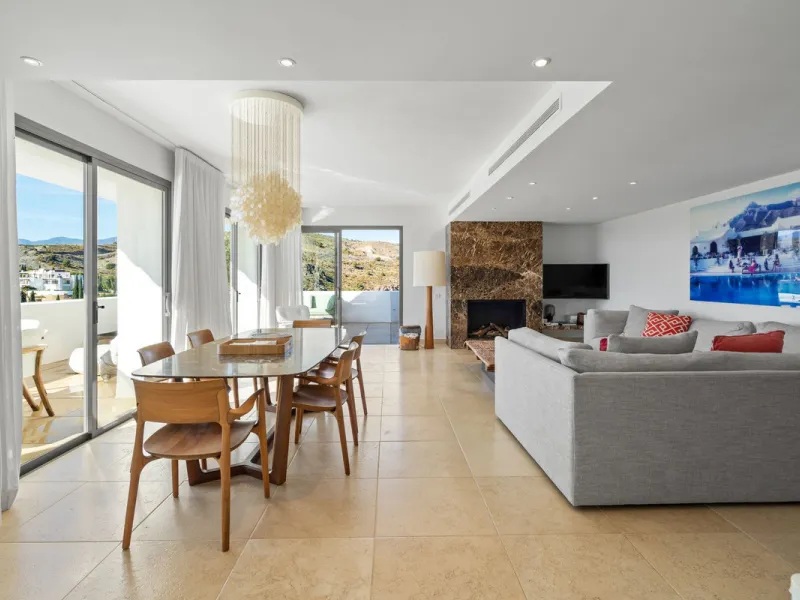 Experience luxury living in this stunning penthouse located in the exclusive complex of Los Flamingos Golf, Tee 5.