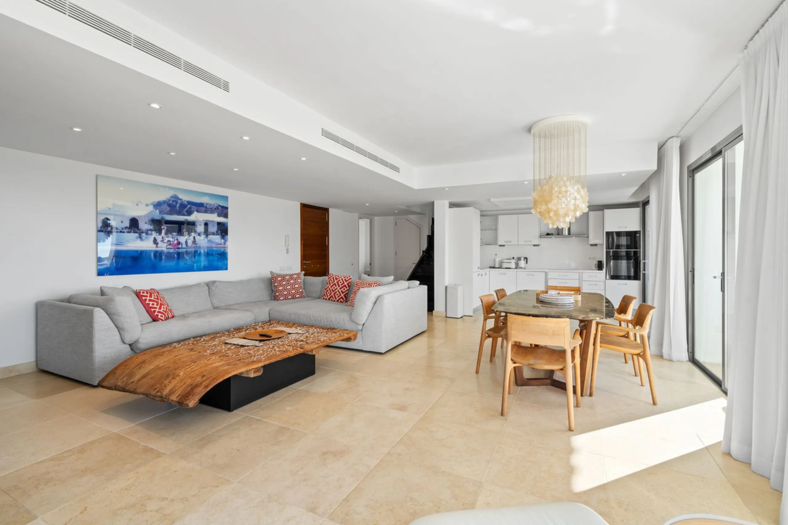 Experience luxury living in this stunning penthouse located in the exclusive complex of Los Flamingos Golf, Tee 5.