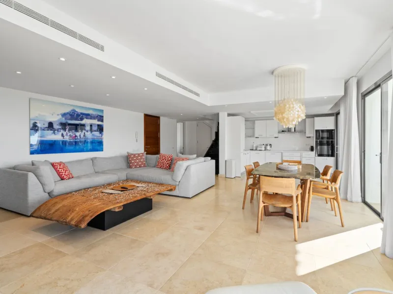 Experience luxury living in this stunning penthouse located in the exclusive complex of Los Flamingos Golf, Tee 5.