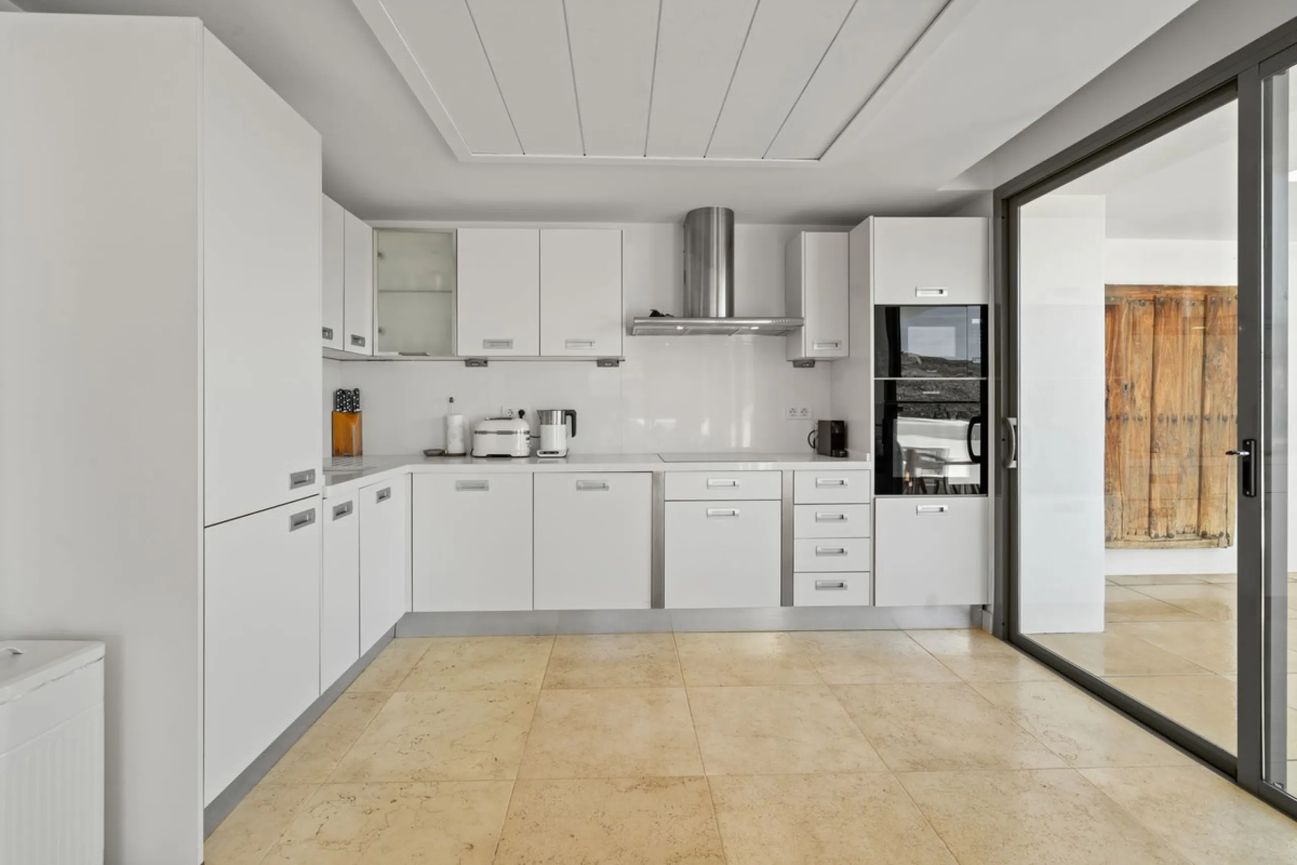 Experience luxury living in this stunning penthouse located in the exclusive complex of Los Flamingos Golf, Tee 5.