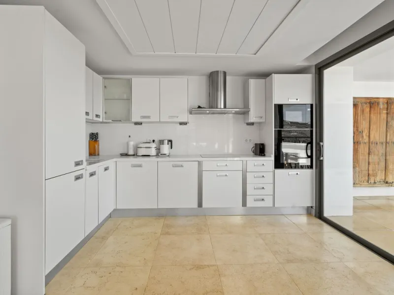 Experience luxury living in this stunning penthouse located in the exclusive complex of Los Flamingos Golf, Tee 5.