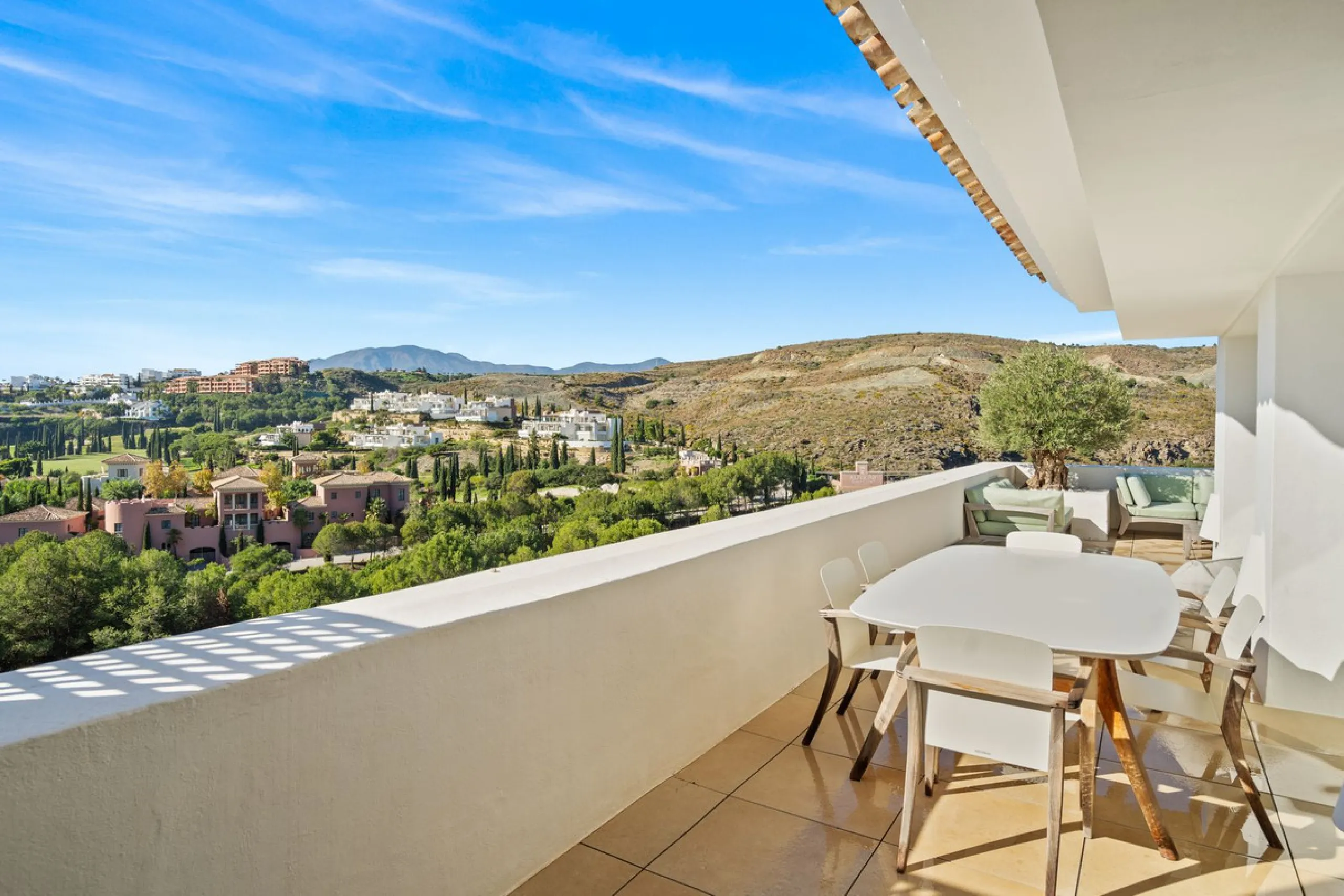 Experience luxury living in this stunning penthouse located in the exclusive complex of Los Flamingos Golf, Tee 5.