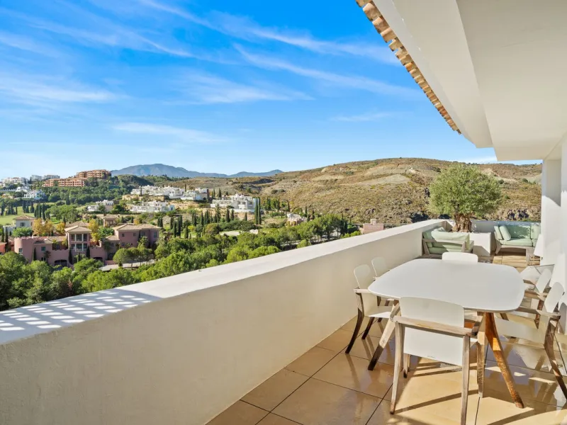 Experience luxury living in this stunning penthouse located in the exclusive complex of Los Flamingos Golf, Tee 5.