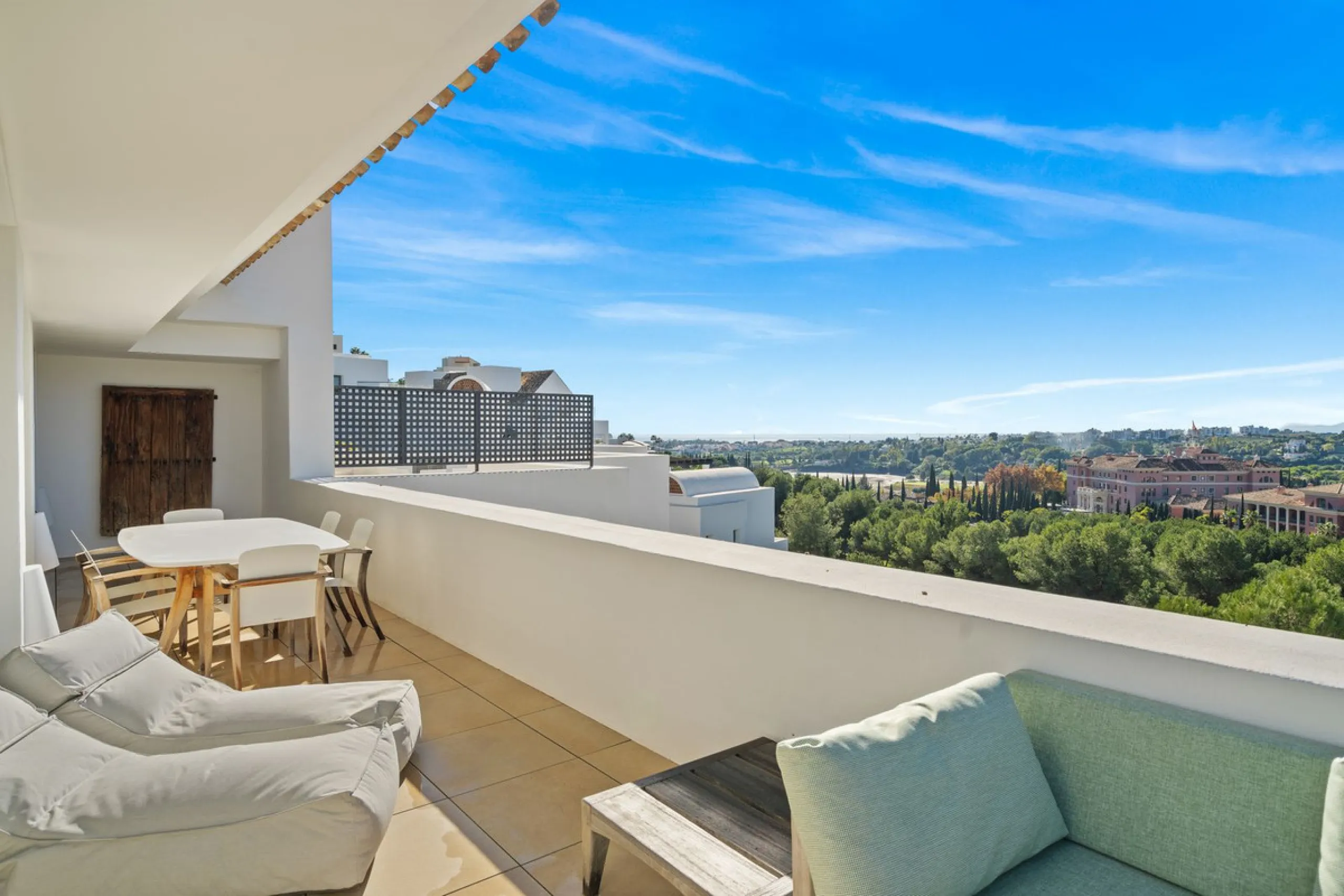 Experience luxury living in this stunning penthouse located in the exclusive complex of Los Flamingos Golf, Tee 5.
