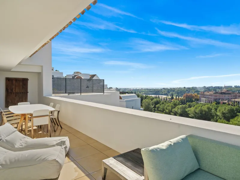Experience luxury living in this stunning penthouse located in the exclusive complex of Los Flamingos Golf, Tee 5.