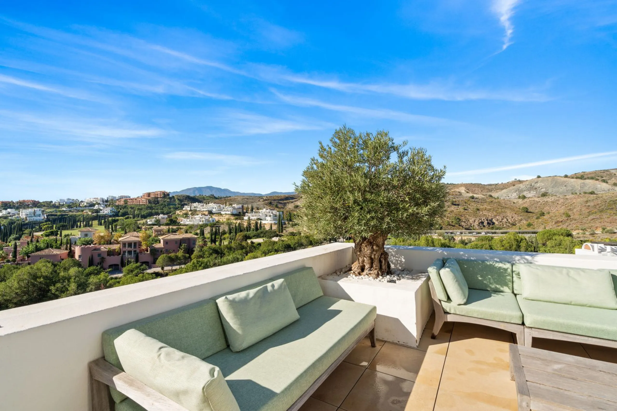 Experience luxury living in this stunning penthouse located in the exclusive complex of Los Flamingos Golf, Tee 5.