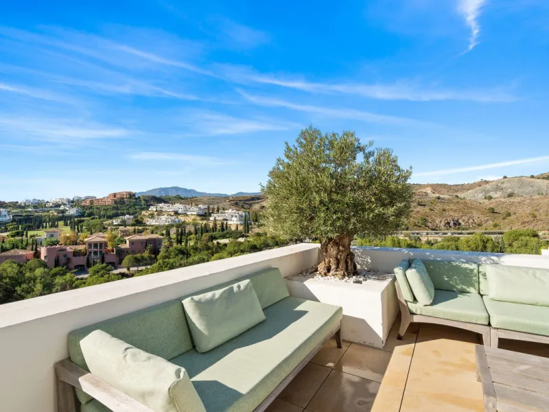 Experience luxury living in this stunning penthouse located in the exclusive complex of Los Flamingos Golf, Tee 5.