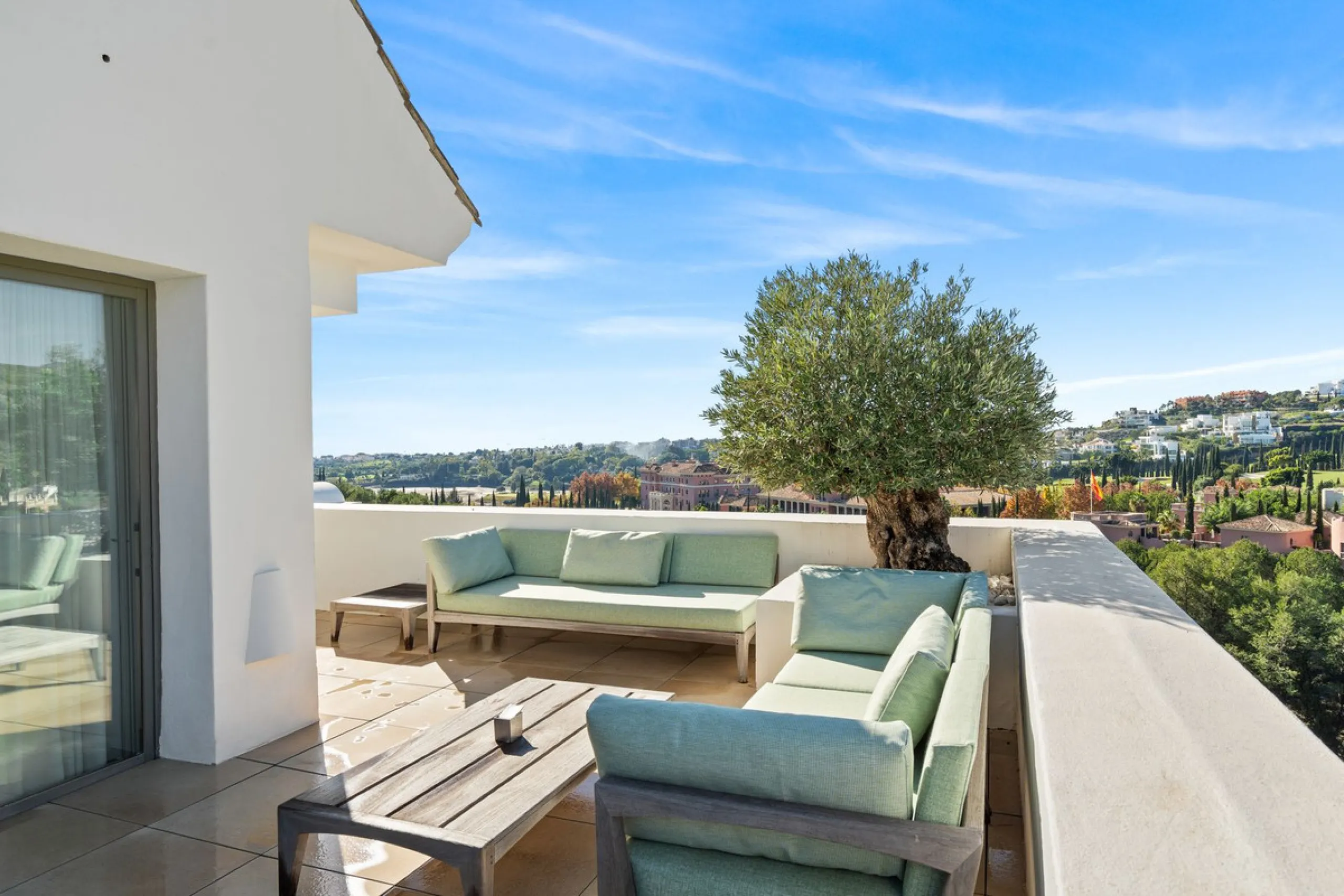 Experience luxury living in this stunning penthouse located in the exclusive complex of Los Flamingos Golf, Tee 5.