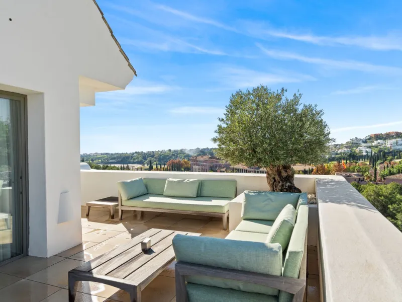 Experience luxury living in this stunning penthouse located in the exclusive complex of Los Flamingos Golf, Tee 5.