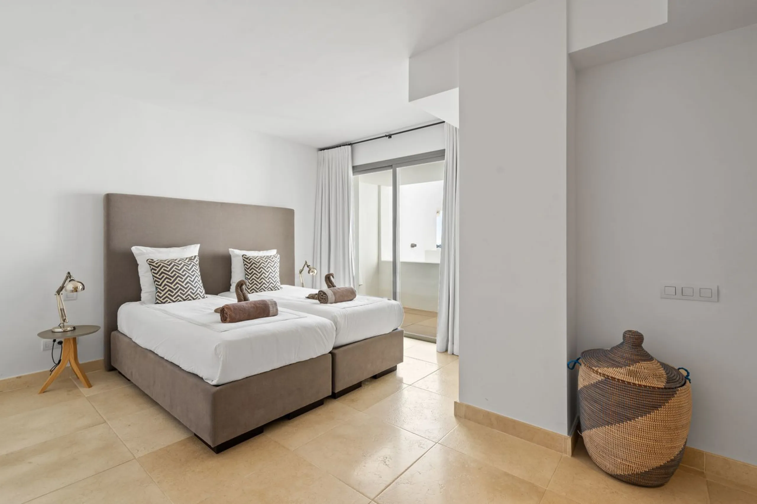 Experience luxury living in this stunning penthouse located in the exclusive complex of Los Flamingos Golf, Tee 5.