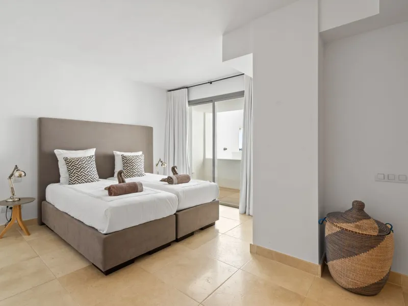 Experience luxury living in this stunning penthouse located in the exclusive complex of Los Flamingos Golf, Tee 5.