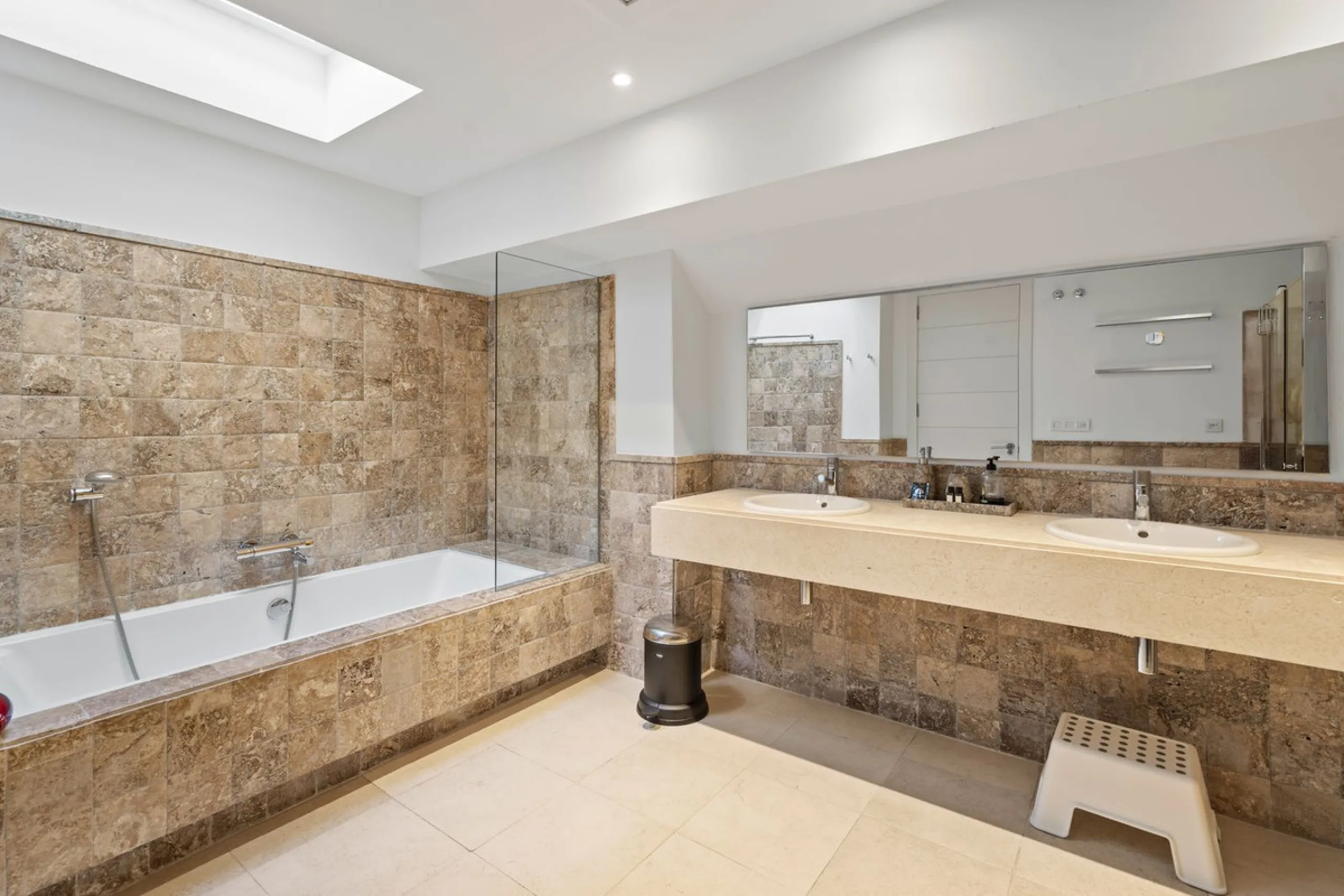 Experience luxury living in this stunning penthouse located in the exclusive complex of Los Flamingos Golf, Tee 5.