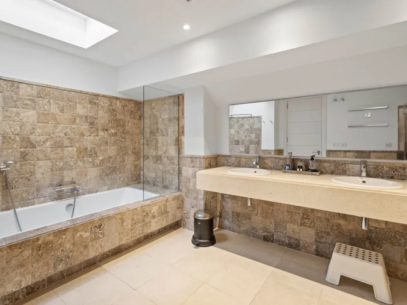 Experience luxury living in this stunning penthouse located in the exclusive complex of Los Flamingos Golf, Tee 5.