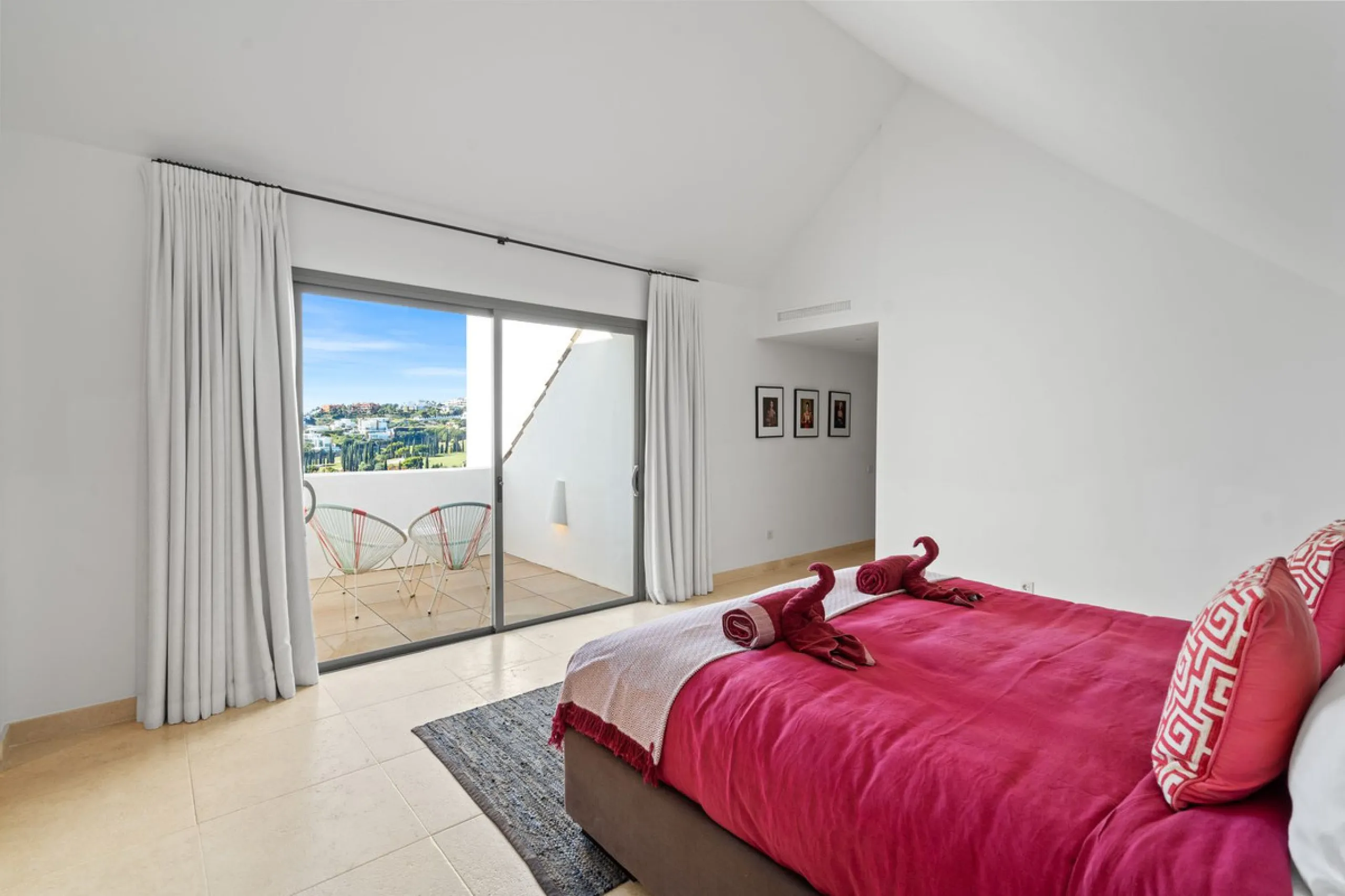 Experience luxury living in this stunning penthouse located in the exclusive complex of Los Flamingos Golf, Tee 5.