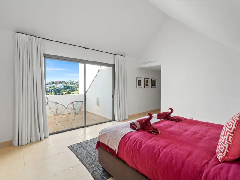 Experience luxury living in this stunning penthouse located in the exclusive complex of Los Flamingos Golf, Tee 5.