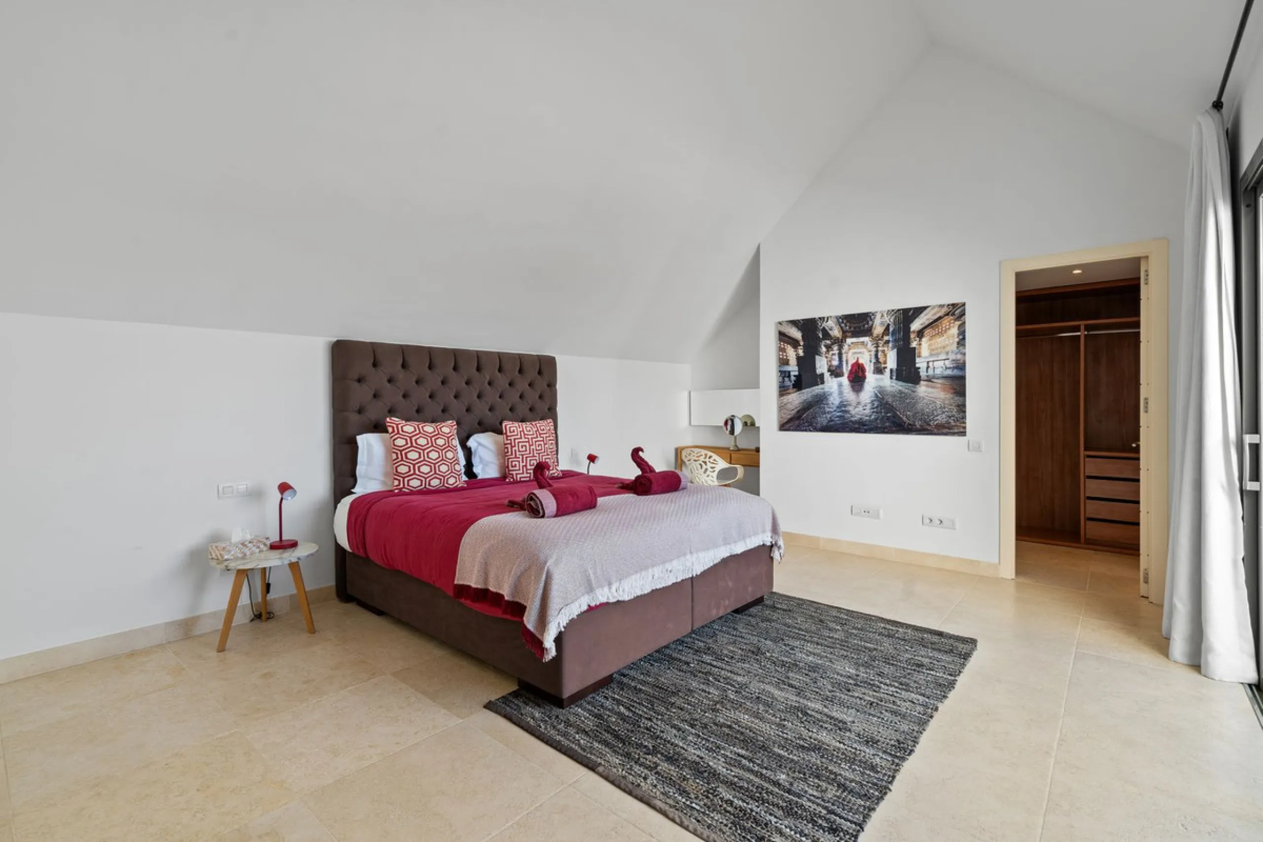 Experience luxury living in this stunning penthouse located in the exclusive complex of Los Flamingos Golf, Tee 5.