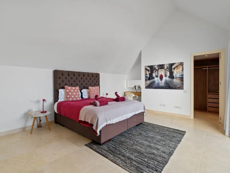 Experience luxury living in this stunning penthouse located in the exclusive complex of Los Flamingos Golf, Tee 5.