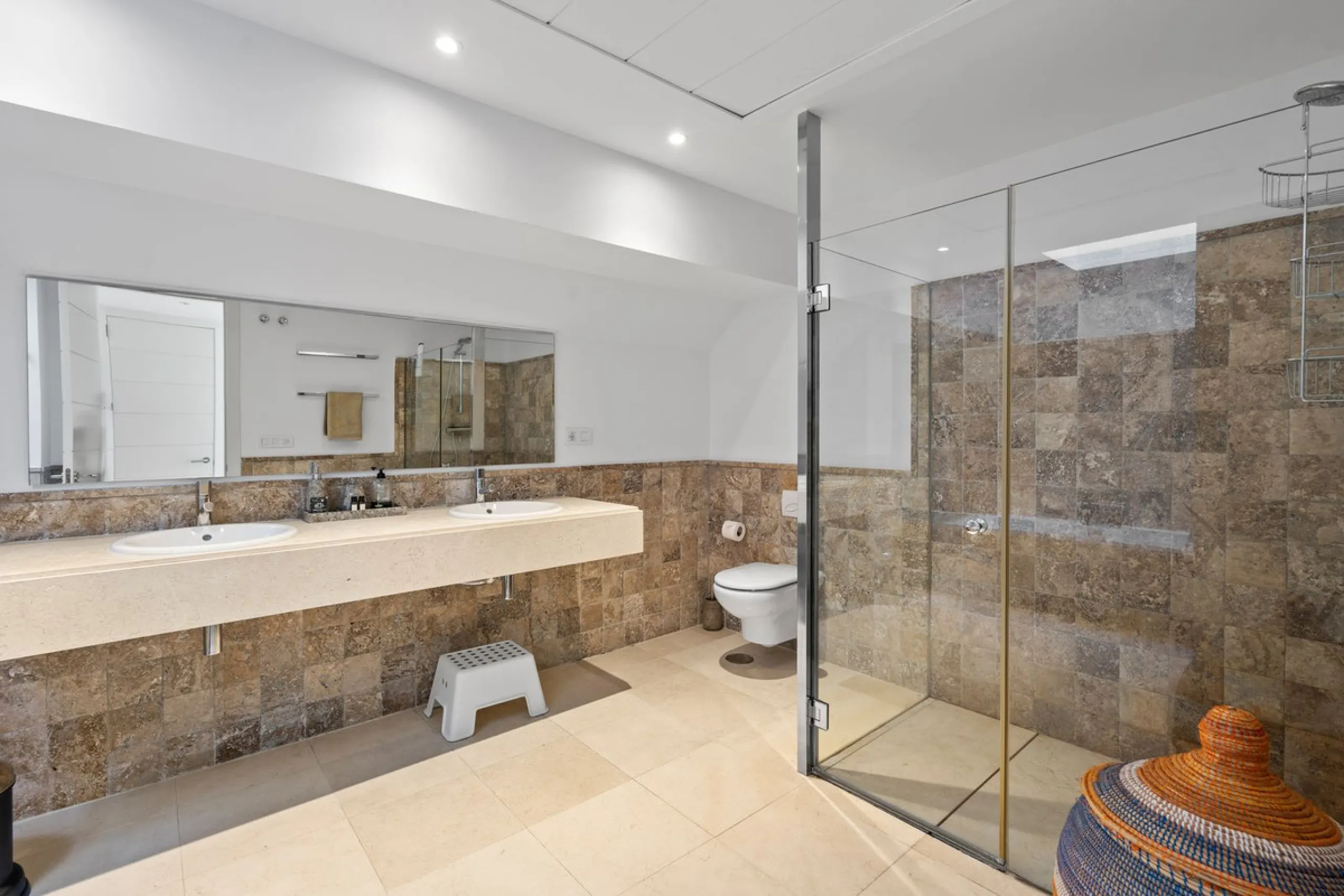 Experience luxury living in this stunning penthouse located in the exclusive complex of Los Flamingos Golf, Tee 5.