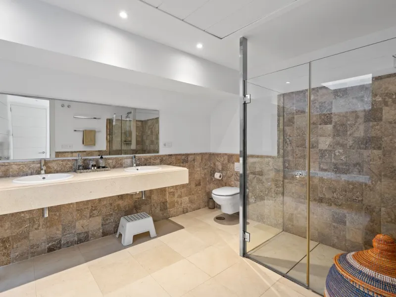 Experience luxury living in this stunning penthouse located in the exclusive complex of Los Flamingos Golf, Tee 5.