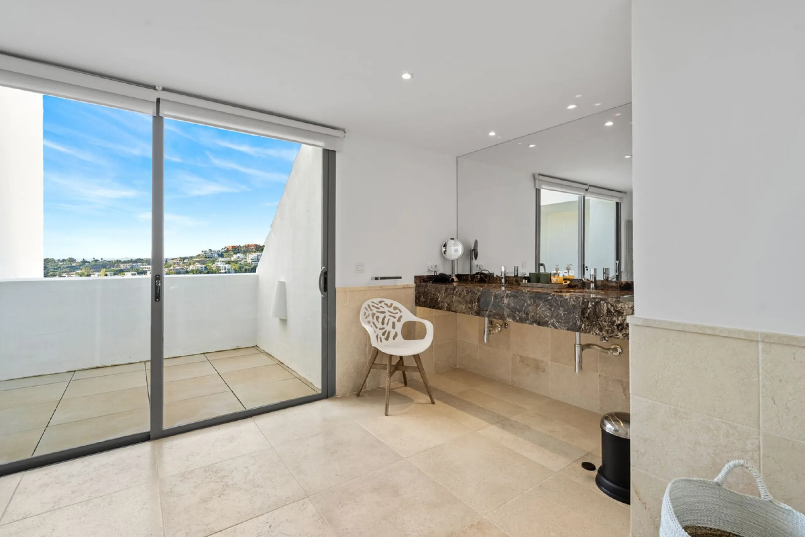 Experience luxury living in this stunning penthouse located in the exclusive complex of Los Flamingos Golf, Tee 5.