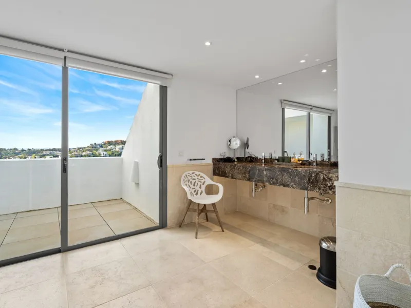 Experience luxury living in this stunning penthouse located in the exclusive complex of Los Flamingos Golf, Tee 5.