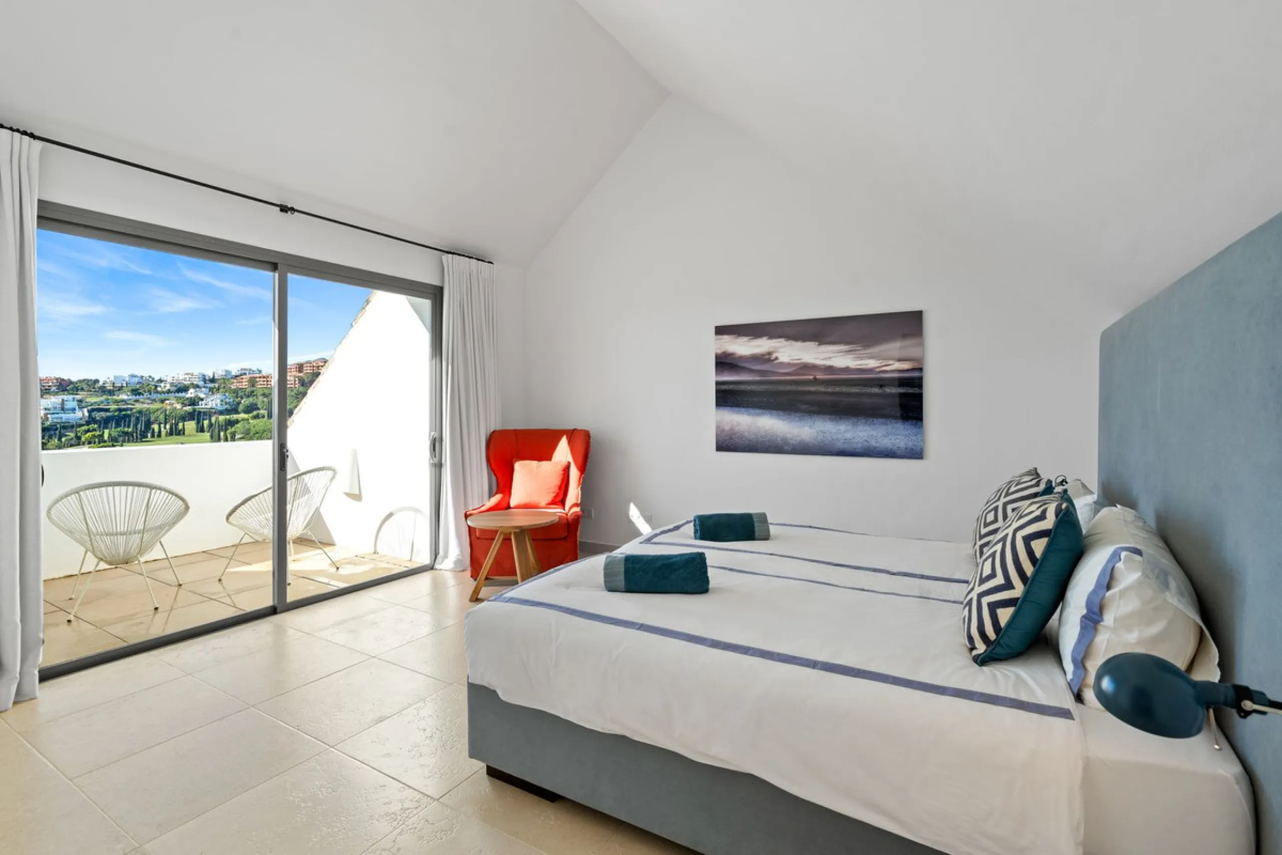 Experience luxury living in this stunning penthouse located in the exclusive complex of Los Flamingos Golf, Tee 5.