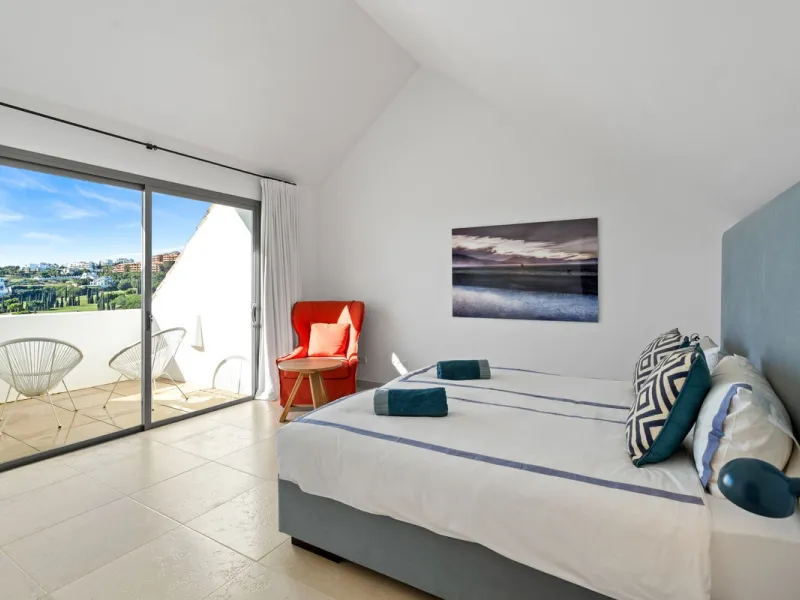 Experience luxury living in this stunning penthouse located in the exclusive complex of Los Flamingos Golf, Tee 5.