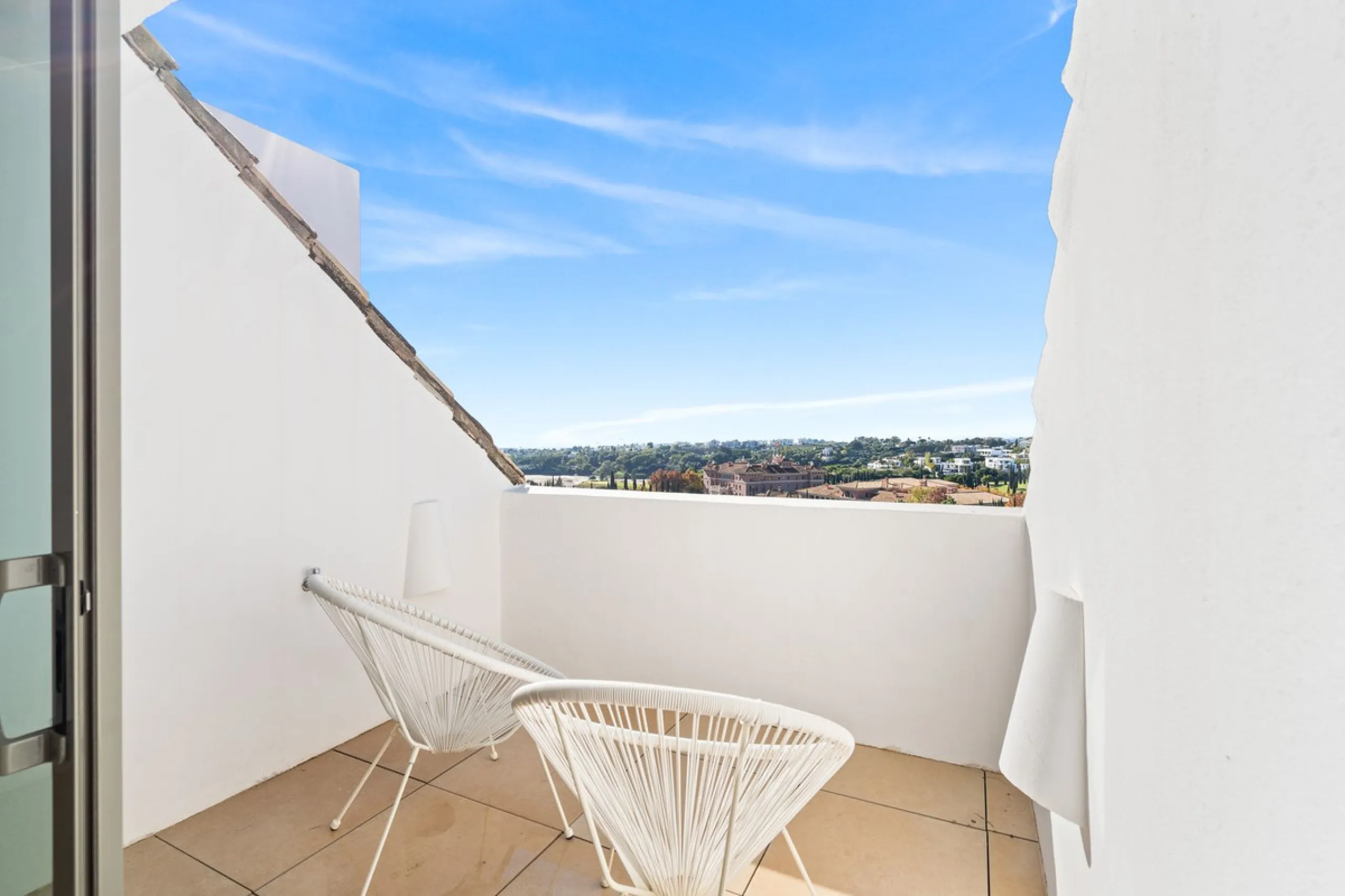 Experience luxury living in this stunning penthouse located in the exclusive complex of Los Flamingos Golf, Tee 5.