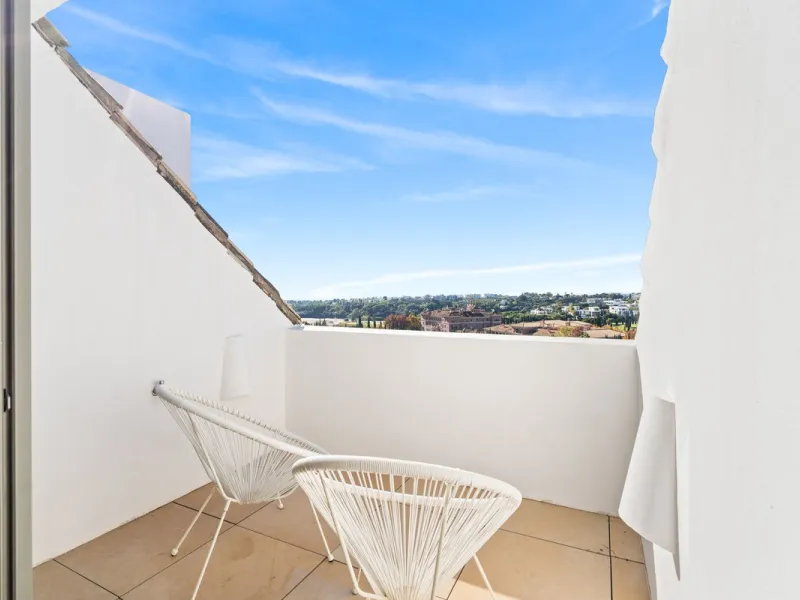 Experience luxury living in this stunning penthouse located in the exclusive complex of Los Flamingos Golf, Tee 5.
