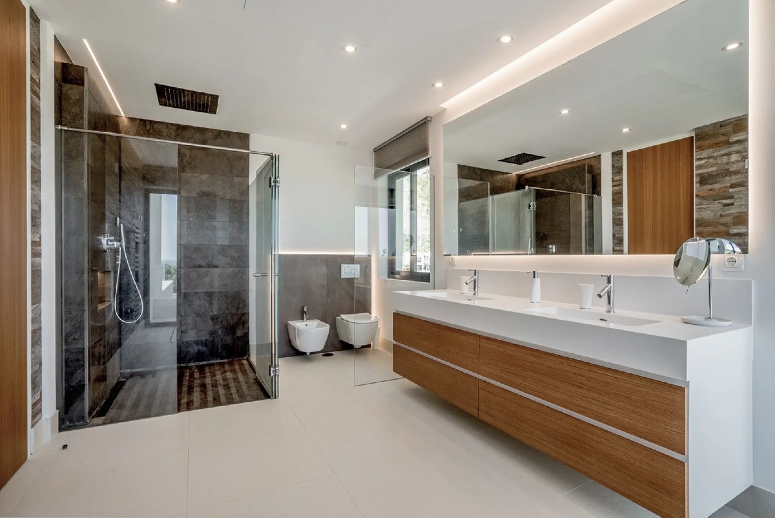 This exceptional villa is nestled within an exclusive gated community in Marbella's prestigious Golden Mile. Set on a generous south-facing plot, the property is bathed in natural sunlight and enjoys breathtaking panoramic sea views from both floors, crea