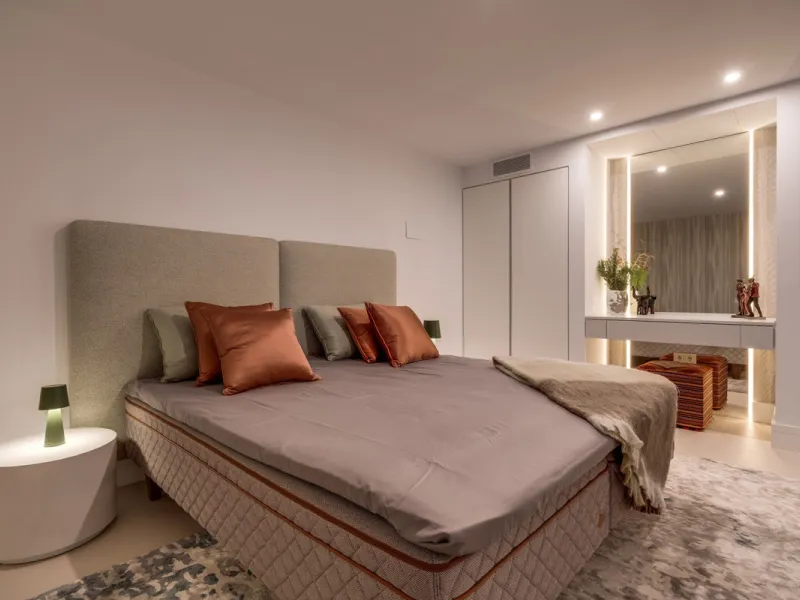 This exceptional villa is nestled within an exclusive gated community in Marbella's prestigious Golden Mile. Set on a generous south-facing plot, the property is bathed in natural sunlight and enjoys breathtaking panoramic sea views from both floors, crea