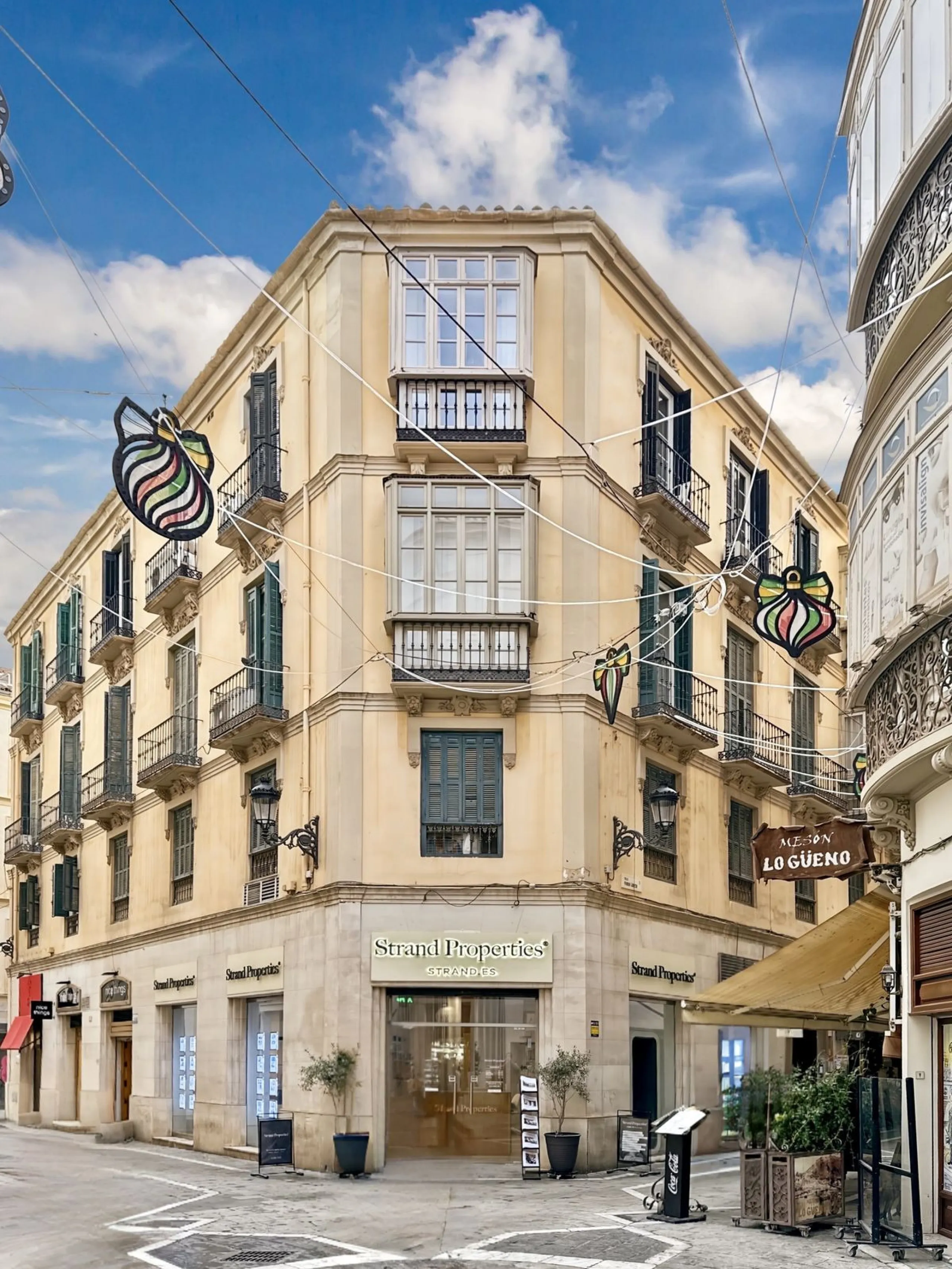 Investing in the historic center of Málaga has never been so profitable or attractive. Just 25 meters from the iconic Calle Larios, these two independent apartments, located on the same floor, represent a unique opportunity for investors seeking a combina