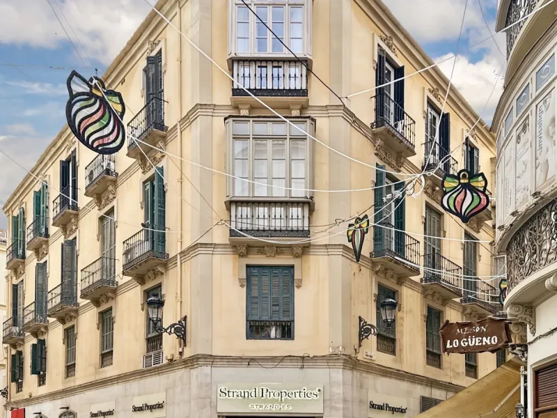 Investing in the historic center of Málaga has never been so profitable or attractive. Just 25 meters from the iconic Calle Larios, these two independent apartments, located on the same floor, represent a unique opportunity for investors seeking a combina