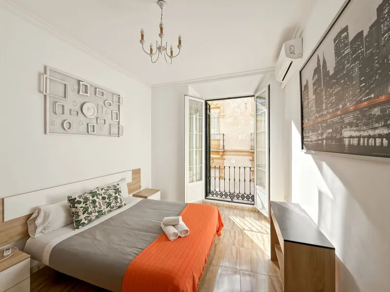 Investing in the historic center of Málaga has never been so profitable or attractive. Just 25 meters from the iconic Calle Larios, these two independent apartments, located on the same floor, represent a unique opportunity for investors seeking a combina