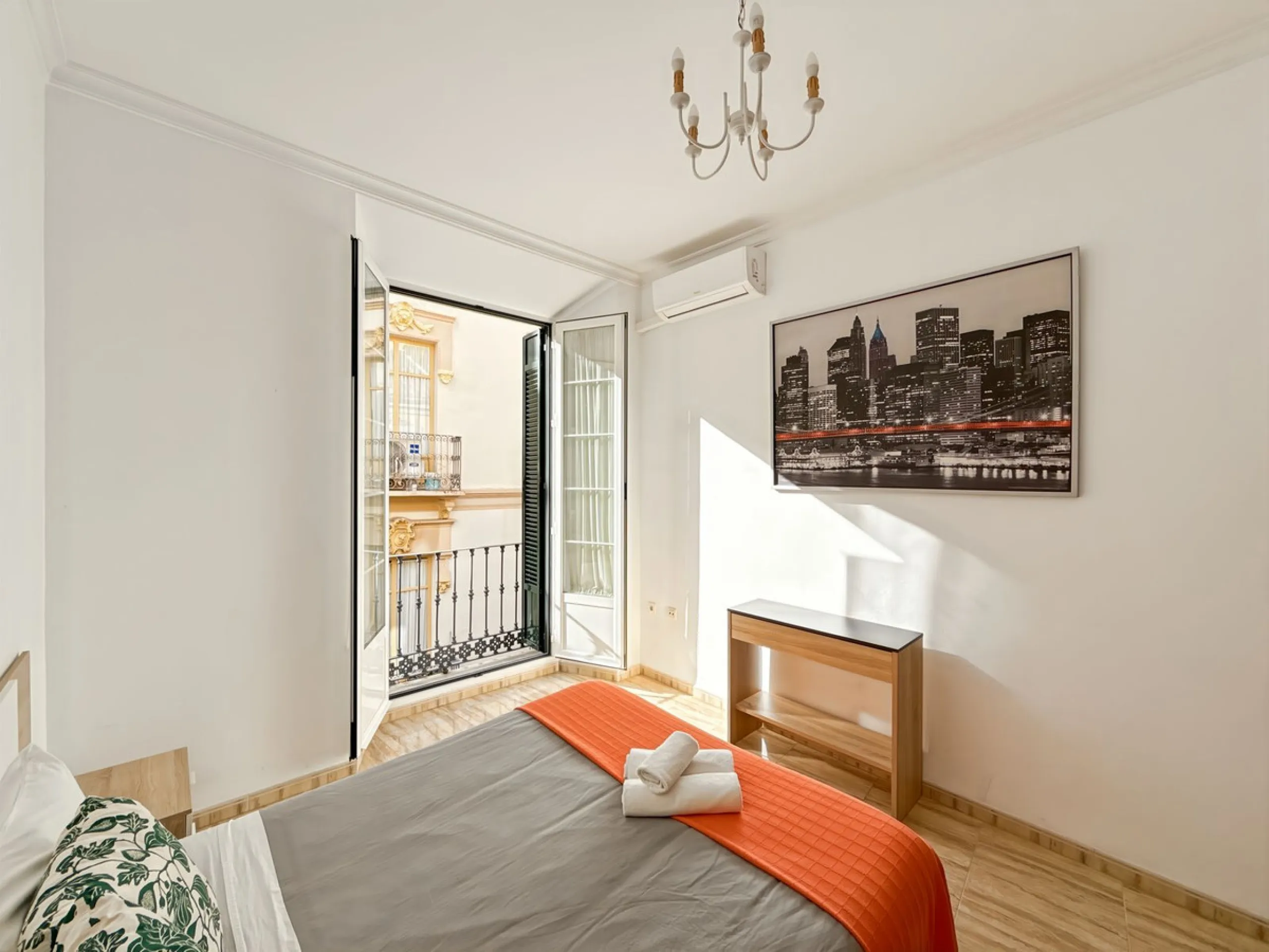 Investing in the historic center of Málaga has never been so profitable or attractive. Just 25 meters from the iconic Calle Larios, these two independent apartments, located on the same floor, represent a unique opportunity for investors seeking a combina