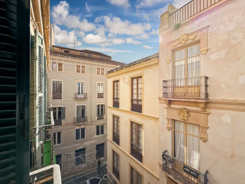 Investing in the historic center of Málaga has never been so profitable or attractive. Just 25 meters from the iconic Calle Larios, these two independent apartments, located on the same floor, represent a unique opportunity for investors seeking a combina
