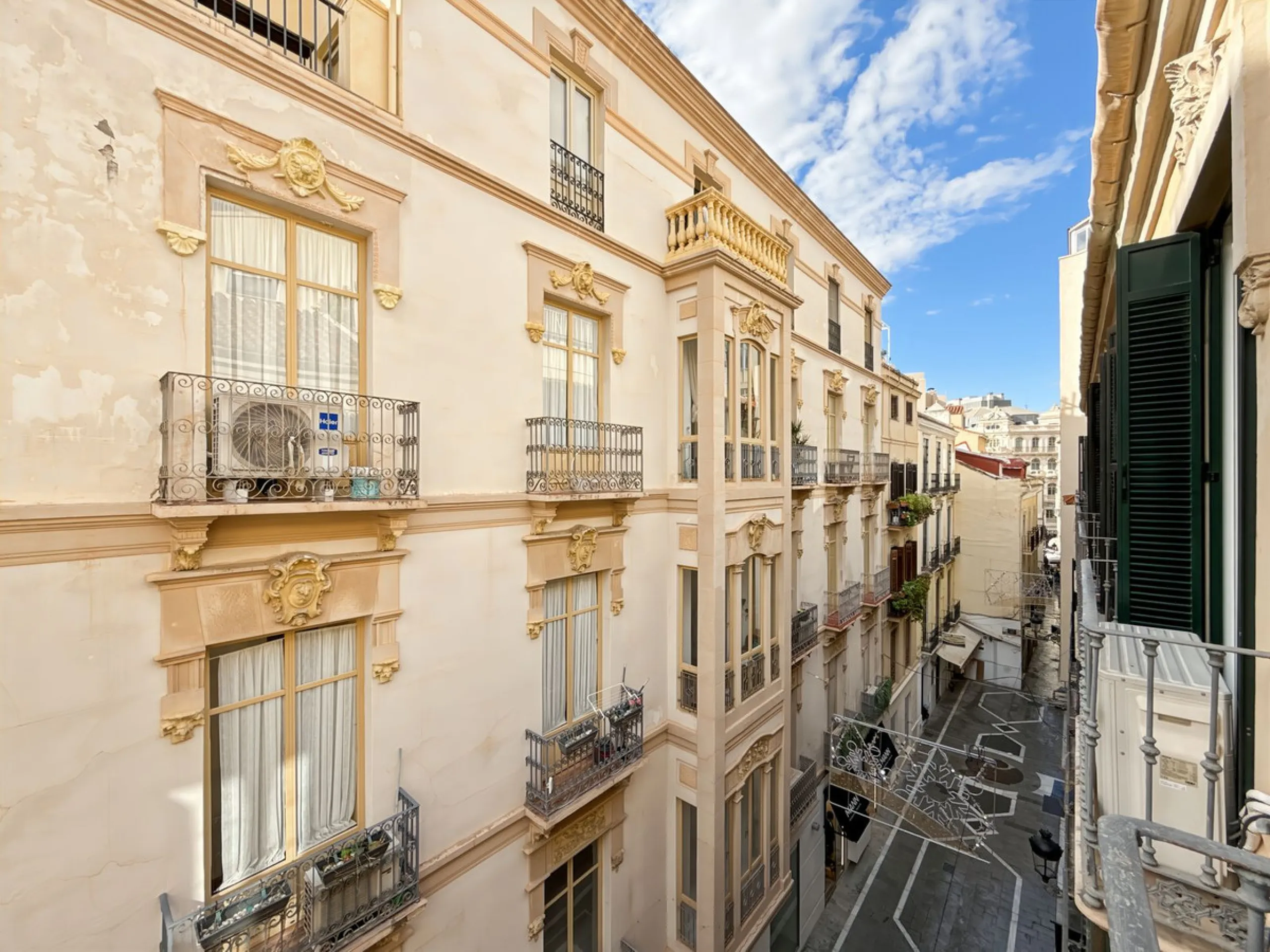 Investing in the historic center of Málaga has never been so profitable or attractive. Just 25 meters from the iconic Calle Larios, these two independent apartments, located on the same floor, represent a unique opportunity for investors seeking a combina
