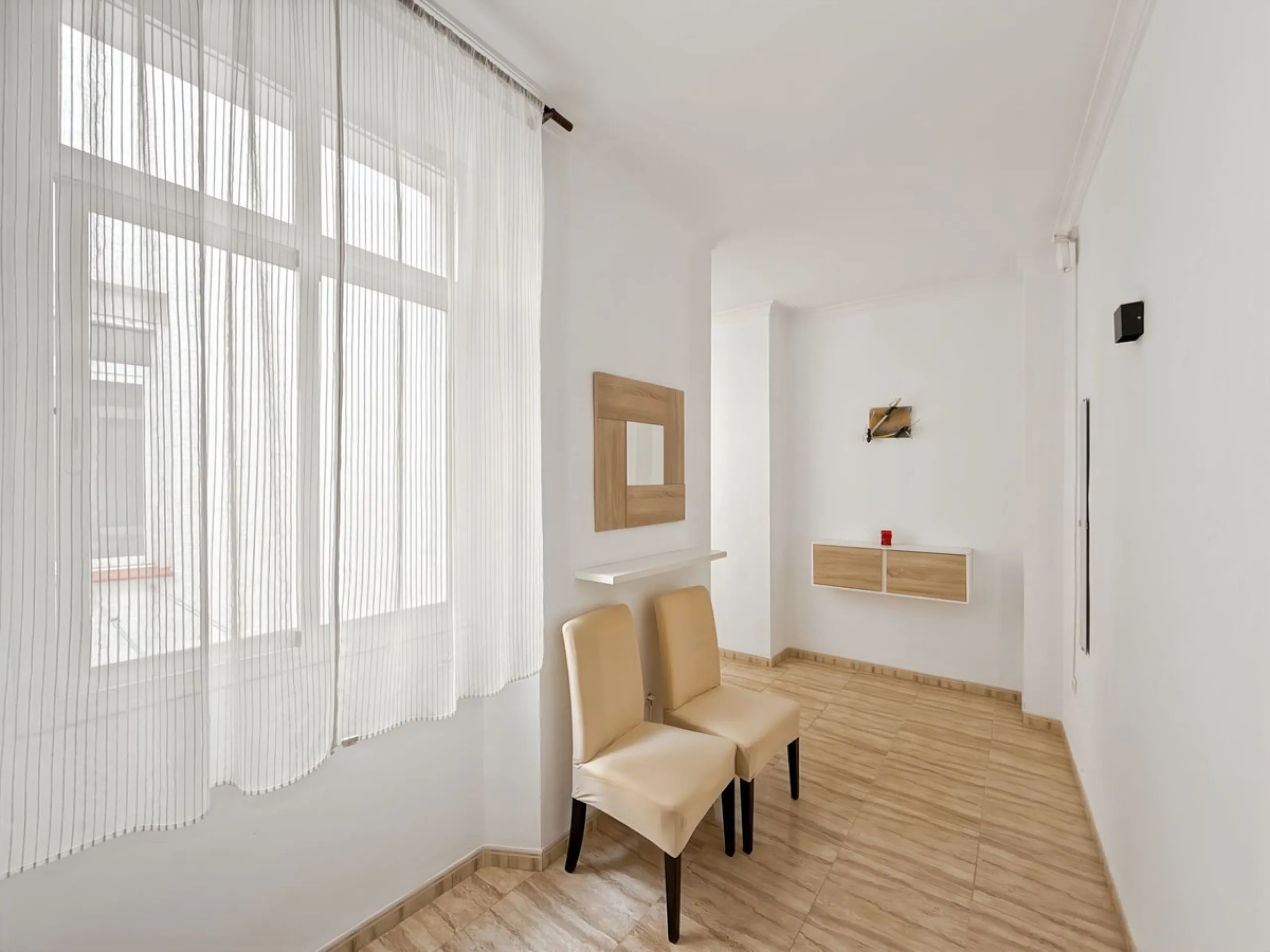Investing in the historic center of Málaga has never been so profitable or attractive. Just 25 meters from the iconic Calle Larios, these two independent apartments, located on the same floor, represent a unique opportunity for investors seeking a combina