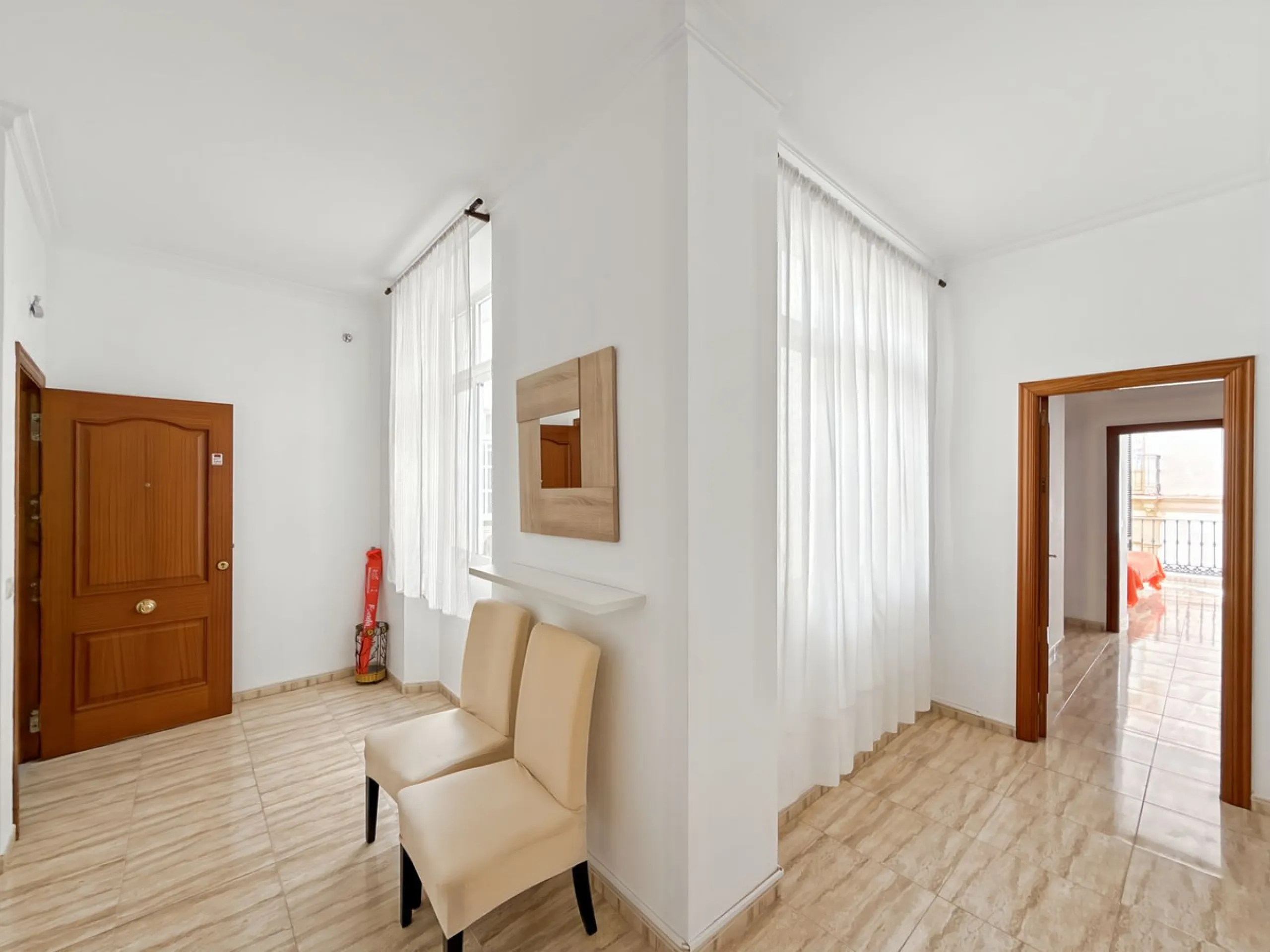 Investing in the historic center of Málaga has never been so profitable or attractive. Just 25 meters from the iconic Calle Larios, these two independent apartments, located on the same floor, represent a unique opportunity for investors seeking a combina