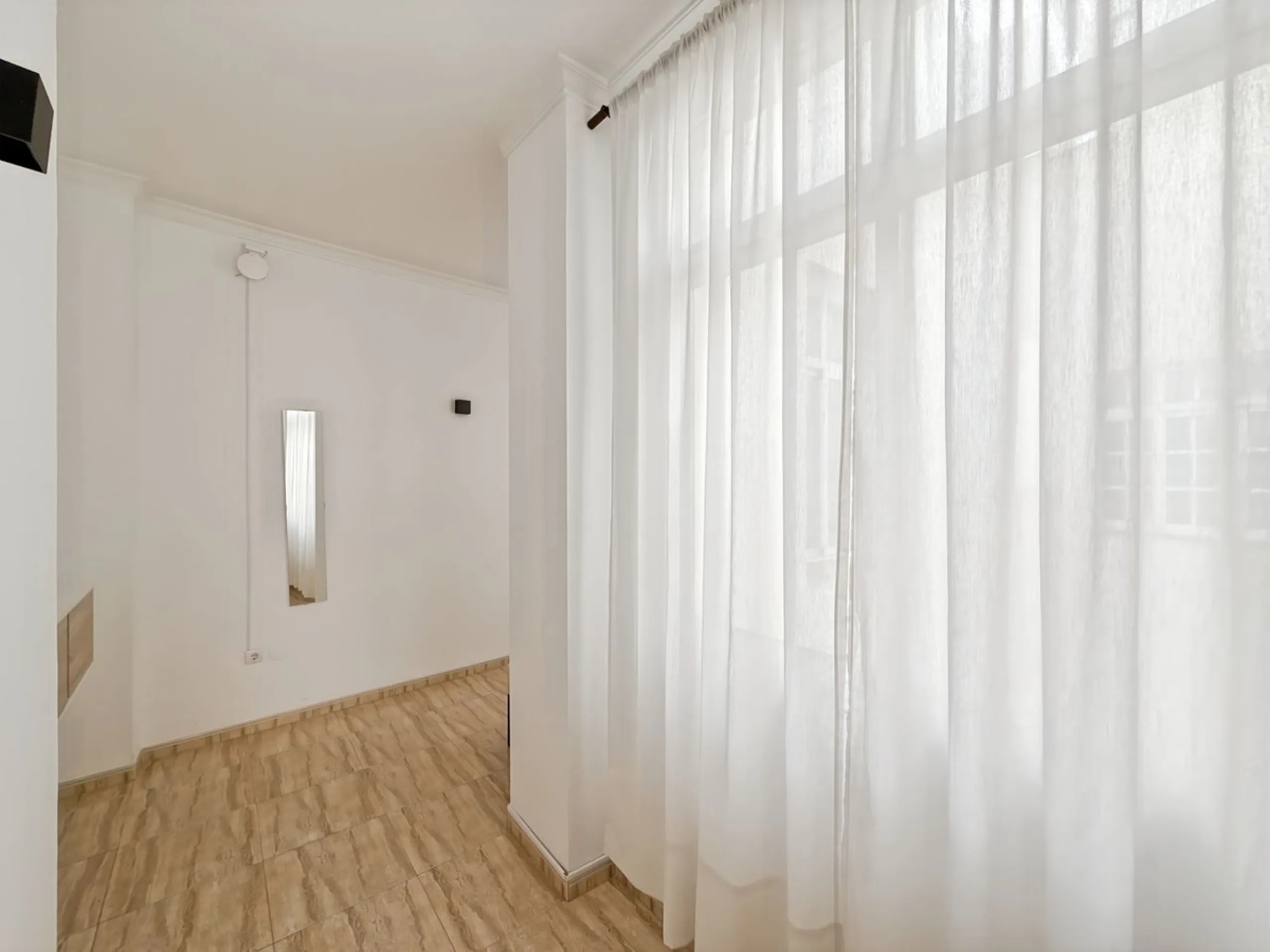 Investing in the historic center of Málaga has never been so profitable or attractive. Just 25 meters from the iconic Calle Larios, these two independent apartments, located on the same floor, represent a unique opportunity for investors seeking a combina