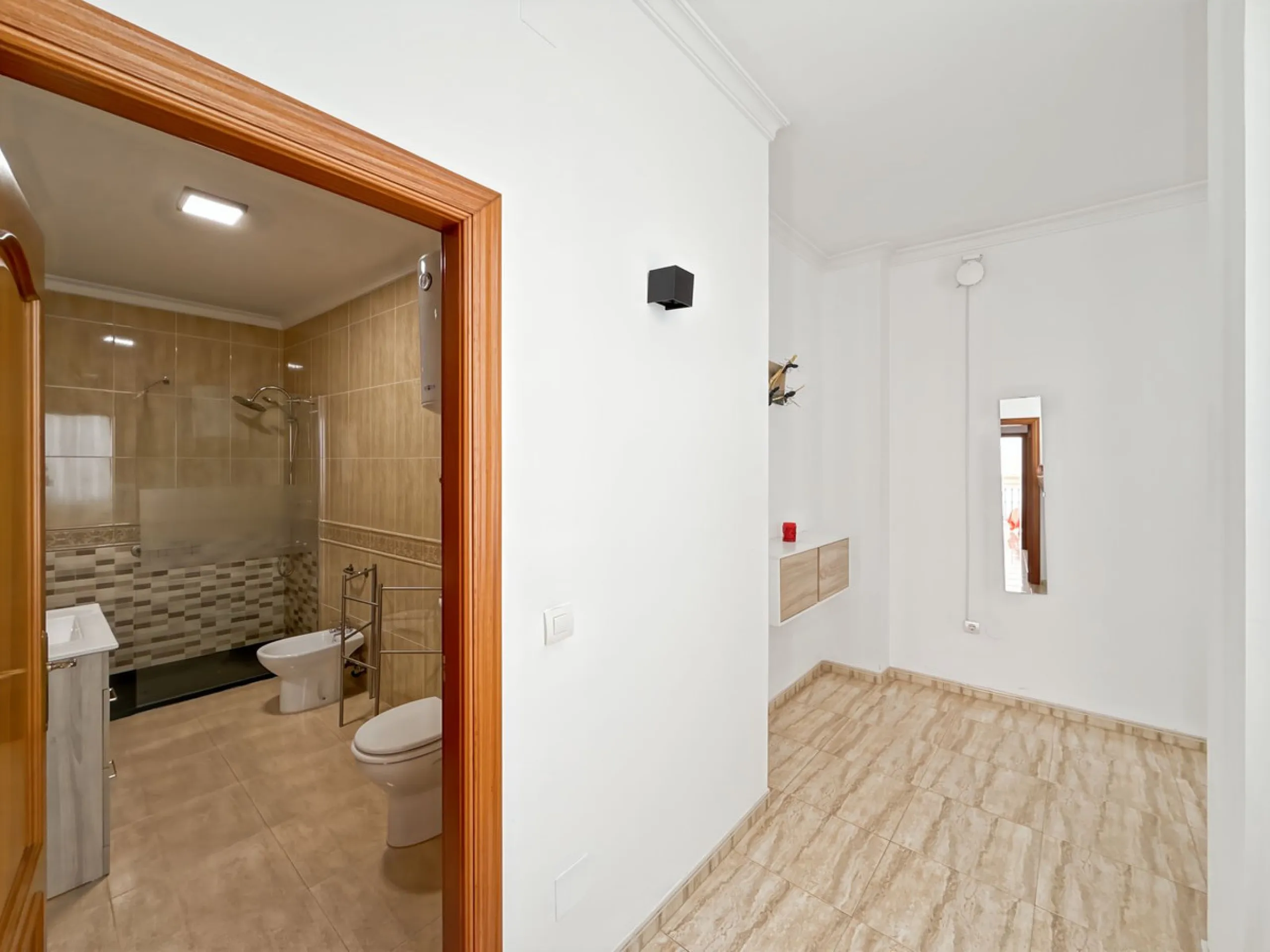Investing in the historic center of Málaga has never been so profitable or attractive. Just 25 meters from the iconic Calle Larios, these two independent apartments, located on the same floor, represent a unique opportunity for investors seeking a combina