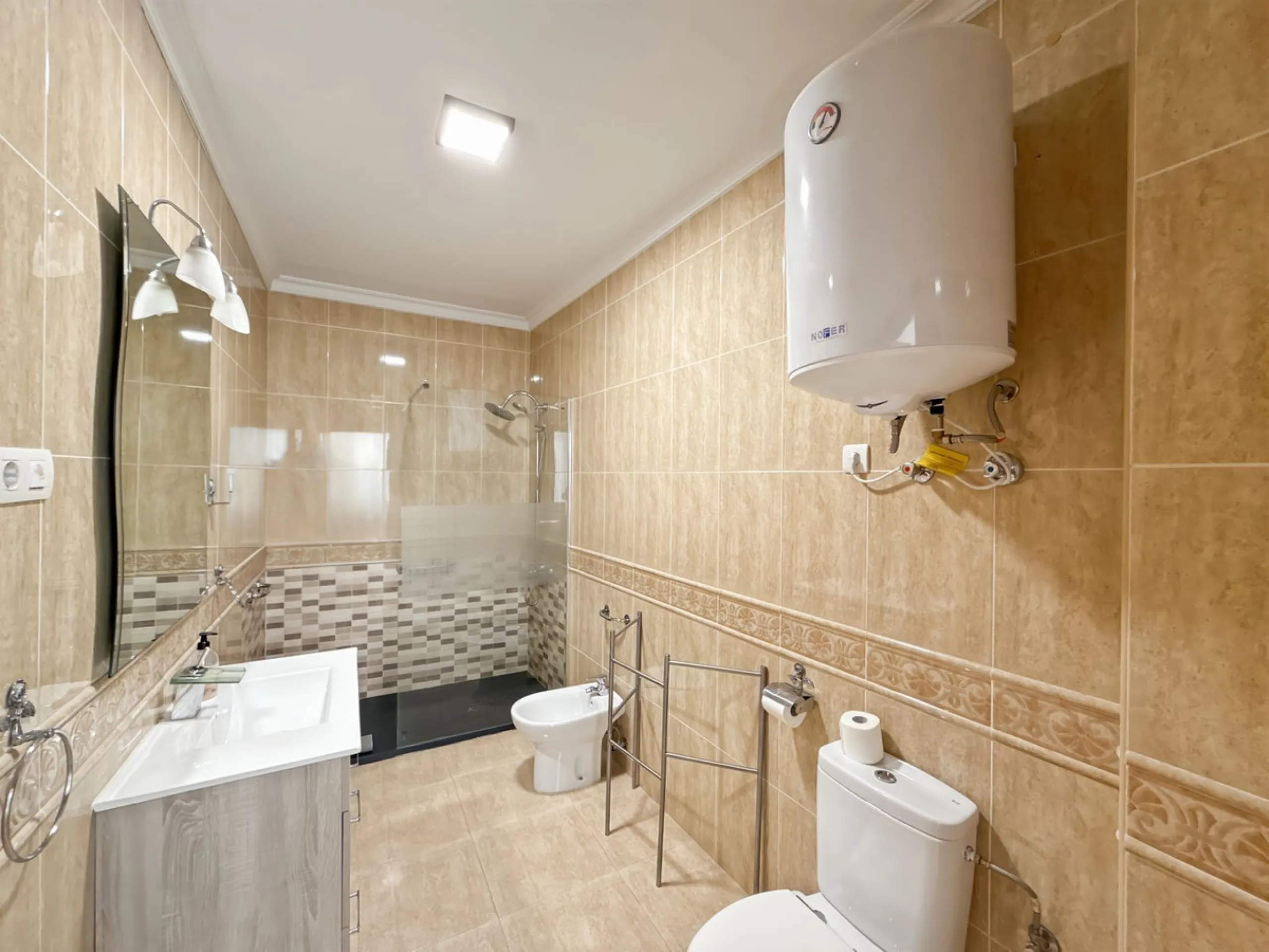 Investing in the historic center of Málaga has never been so profitable or attractive. Just 25 meters from the iconic Calle Larios, these two independent apartments, located on the same floor, represent a unique opportunity for investors seeking a combina