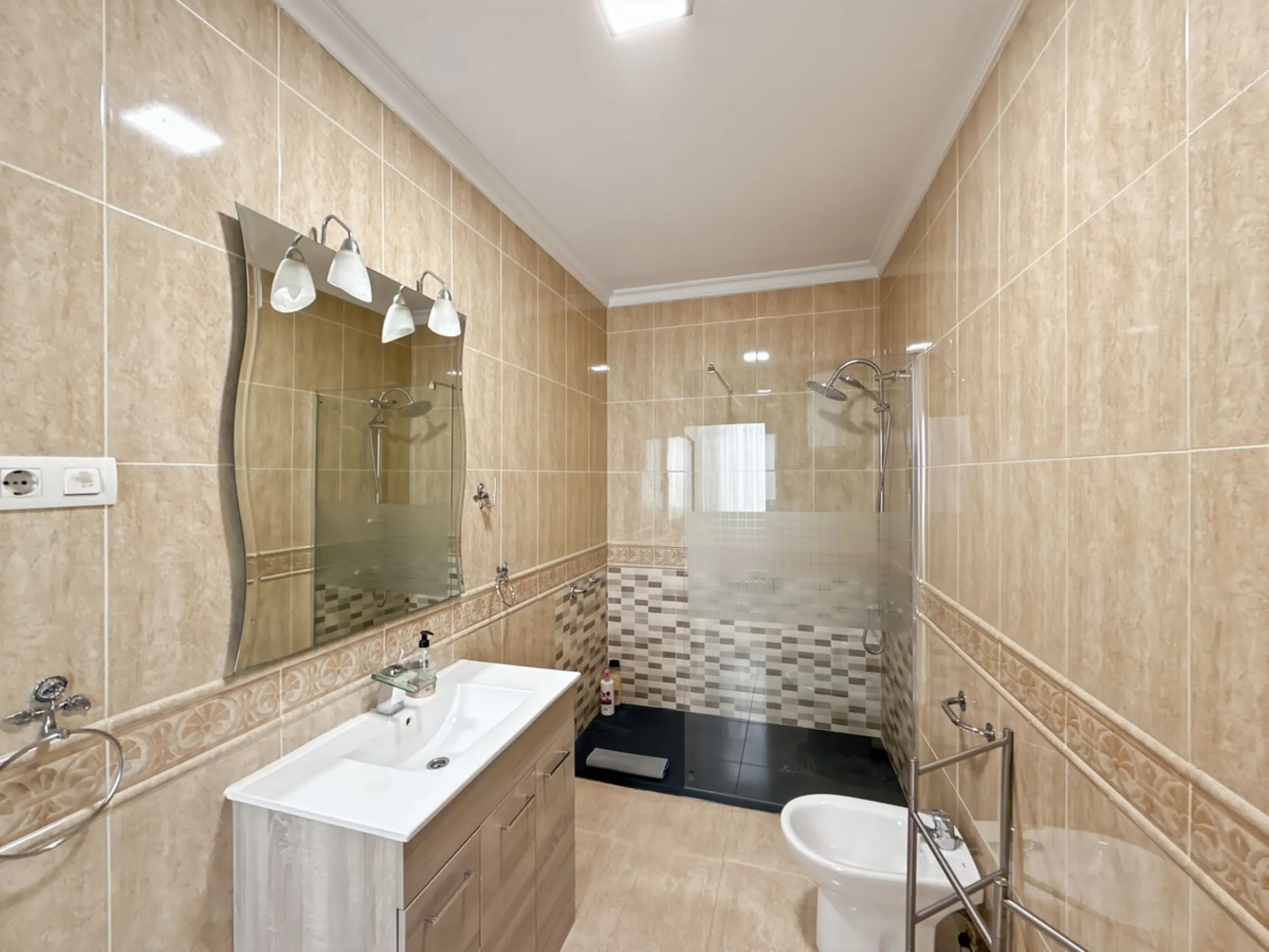 Investing in the historic center of Málaga has never been so profitable or attractive. Just 25 meters from the iconic Calle Larios, these two independent apartments, located on the same floor, represent a unique opportunity for investors seeking a combina