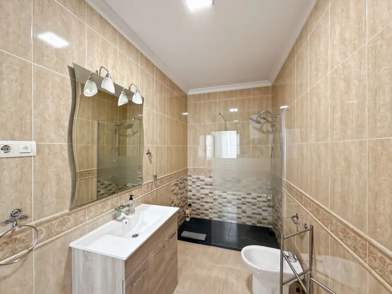 Investing in the historic center of Málaga has never been so profitable or attractive. Just 25 meters from the iconic Calle Larios, these two independent apartments, located on the same floor, represent a unique opportunity for investors seeking a combina