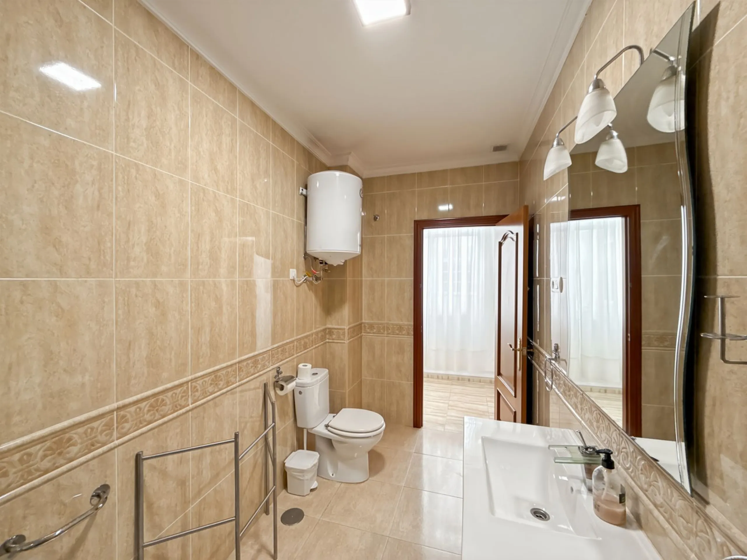 Investing in the historic center of Málaga has never been so profitable or attractive. Just 25 meters from the iconic Calle Larios, these two independent apartments, located on the same floor, represent a unique opportunity for investors seeking a combina