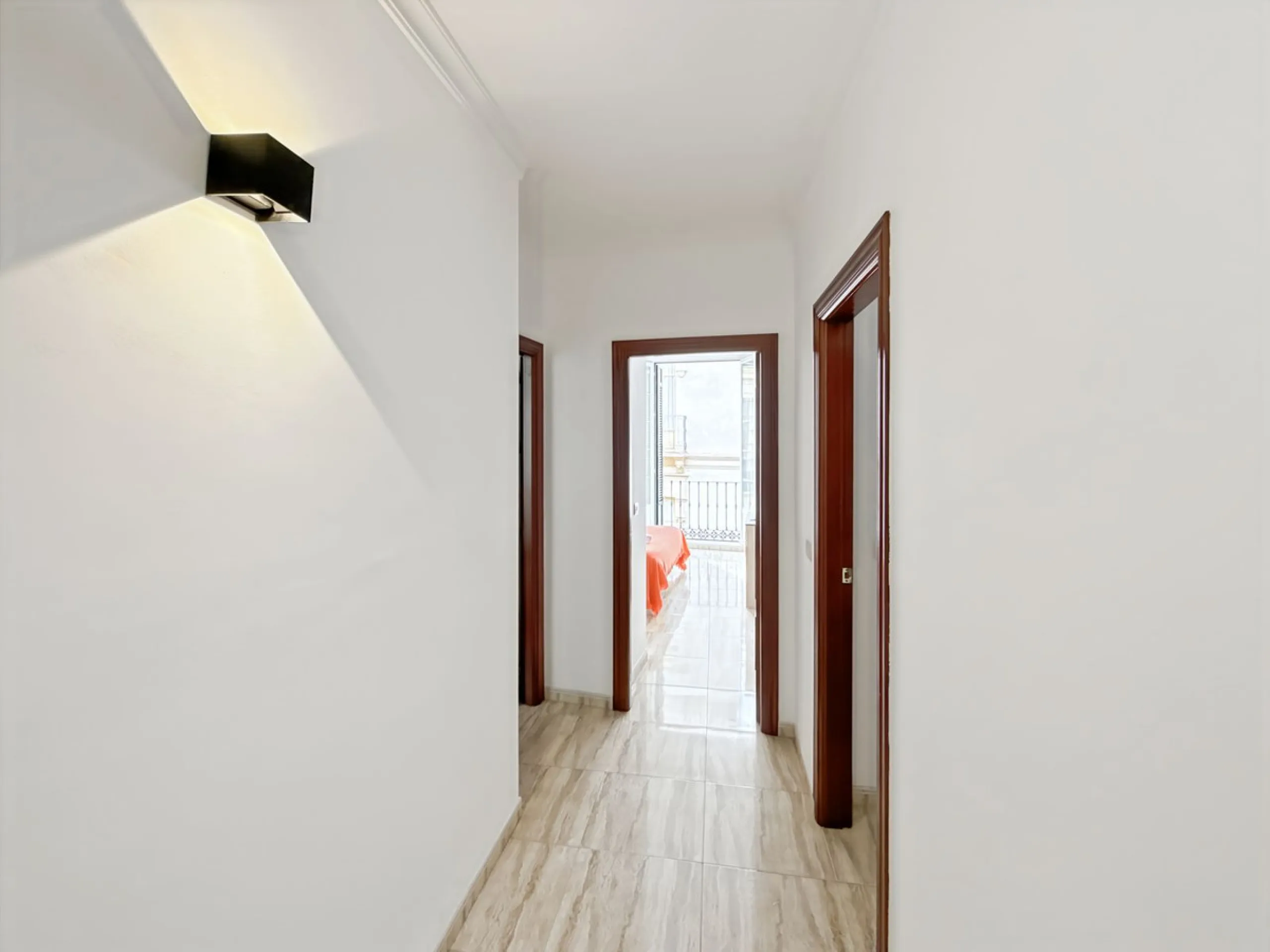Investing in the historic center of Málaga has never been so profitable or attractive. Just 25 meters from the iconic Calle Larios, these two independent apartments, located on the same floor, represent a unique opportunity for investors seeking a combina