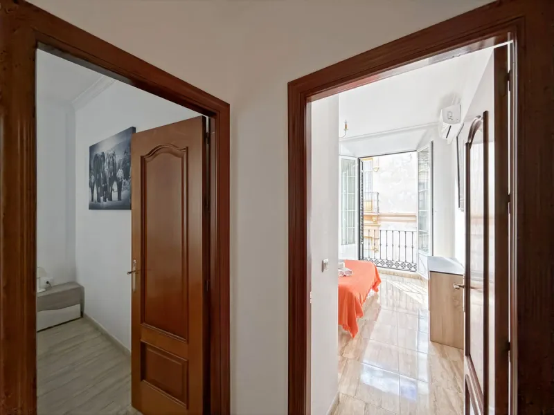 Investing in the historic center of Málaga has never been so profitable or attractive. Just 25 meters from the iconic Calle Larios, these two independent apartments, located on the same floor, represent a unique opportunity for investors seeking a combina