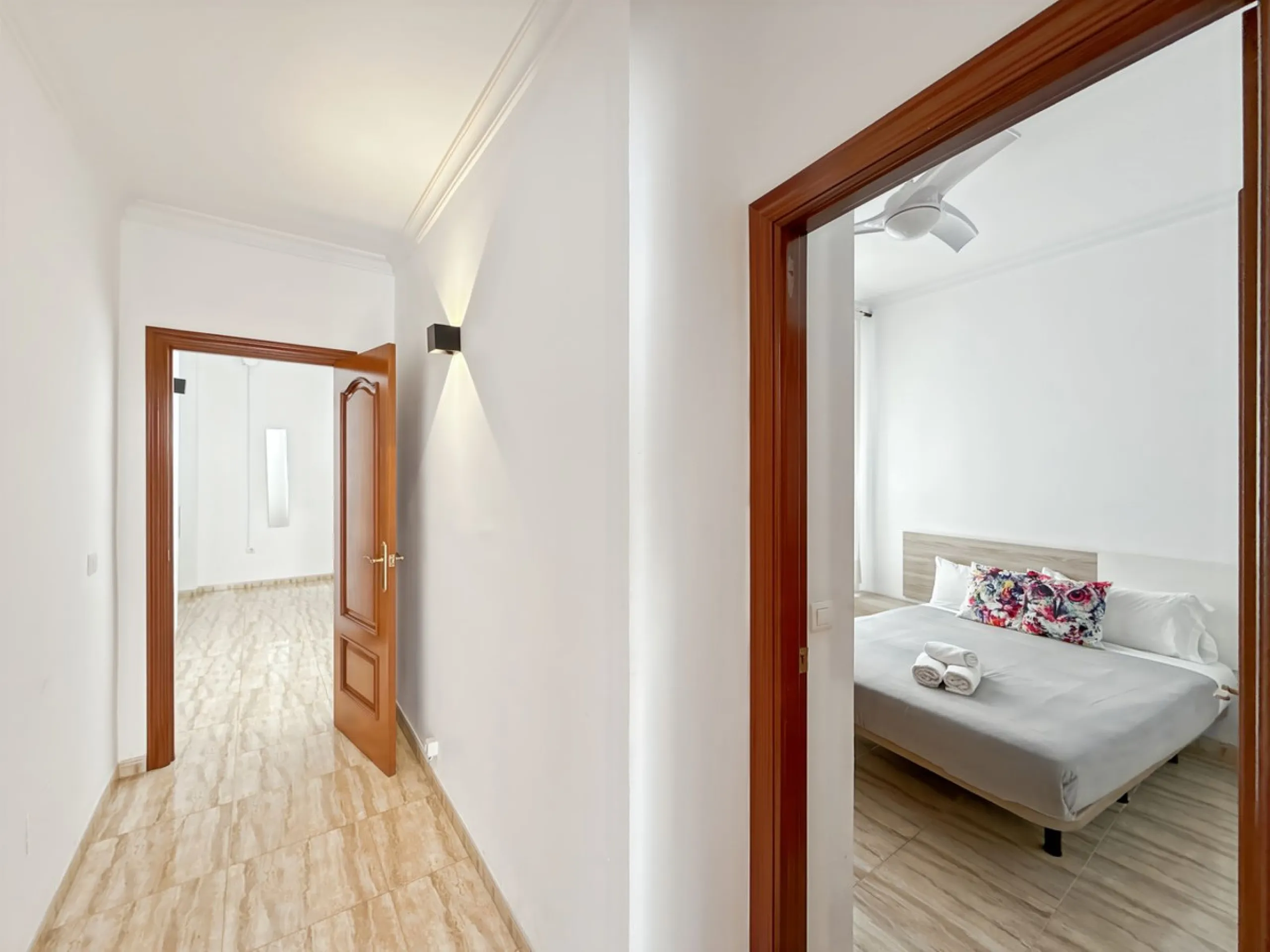Investing in the historic center of Málaga has never been so profitable or attractive. Just 25 meters from the iconic Calle Larios, these two independent apartments, located on the same floor, represent a unique opportunity for investors seeking a combina