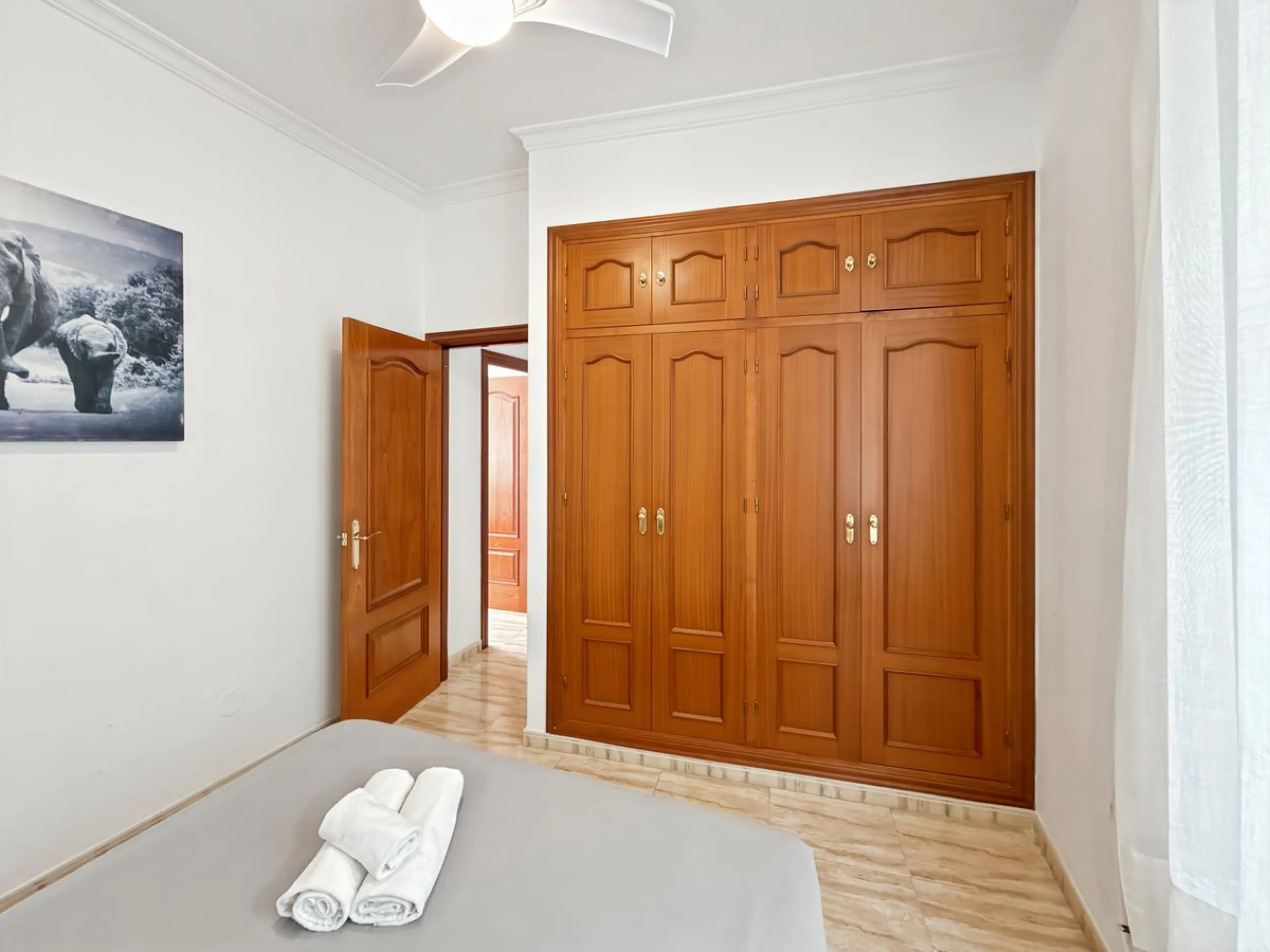 Investing in the historic center of Málaga has never been so profitable or attractive. Just 25 meters from the iconic Calle Larios, these two independent apartments, located on the same floor, represent a unique opportunity for investors seeking a combina