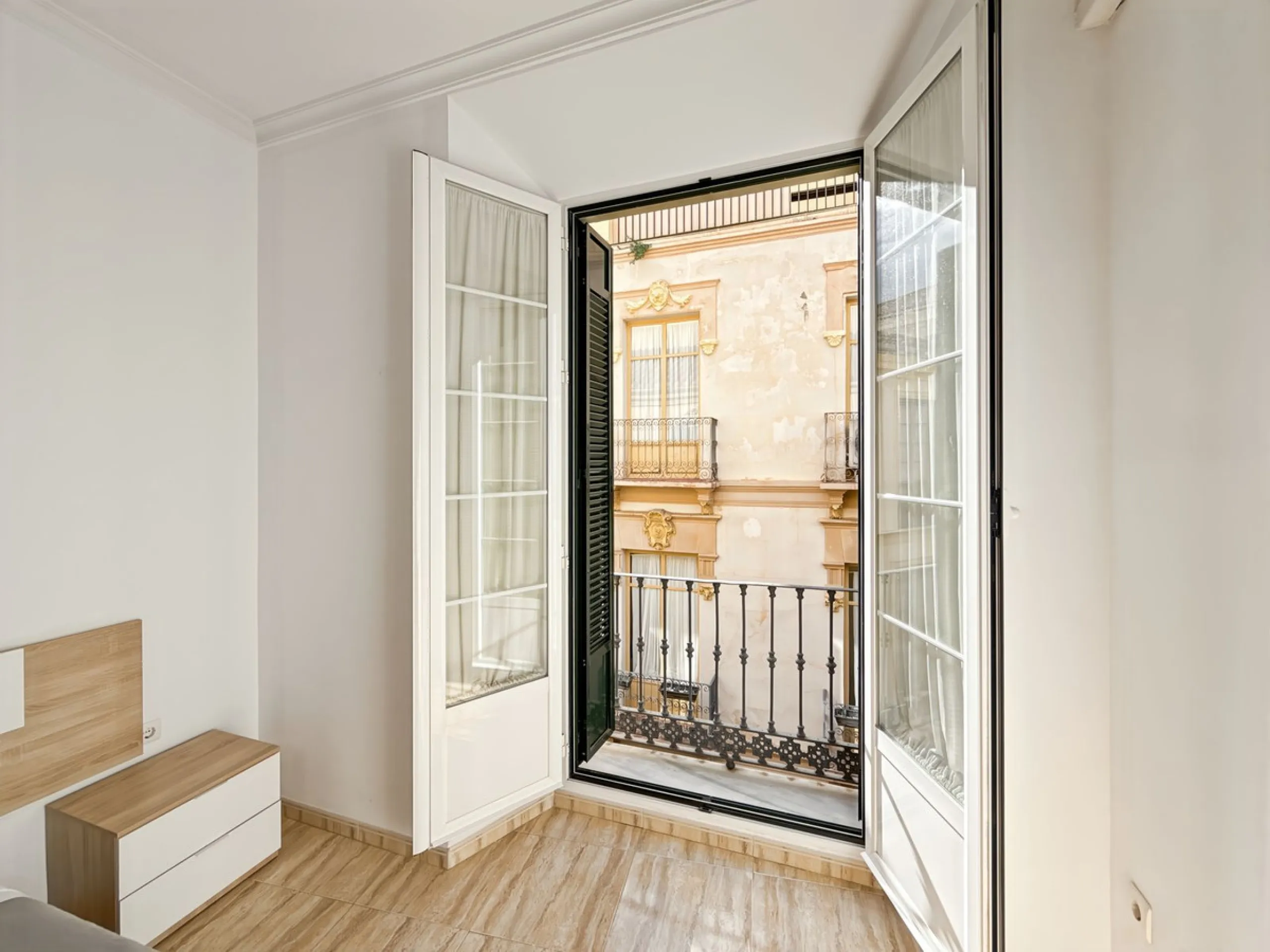 Investing in the historic center of Málaga has never been so profitable or attractive. Just 25 meters from the iconic Calle Larios, these two independent apartments, located on the same floor, represent a unique opportunity for investors seeking a combina
